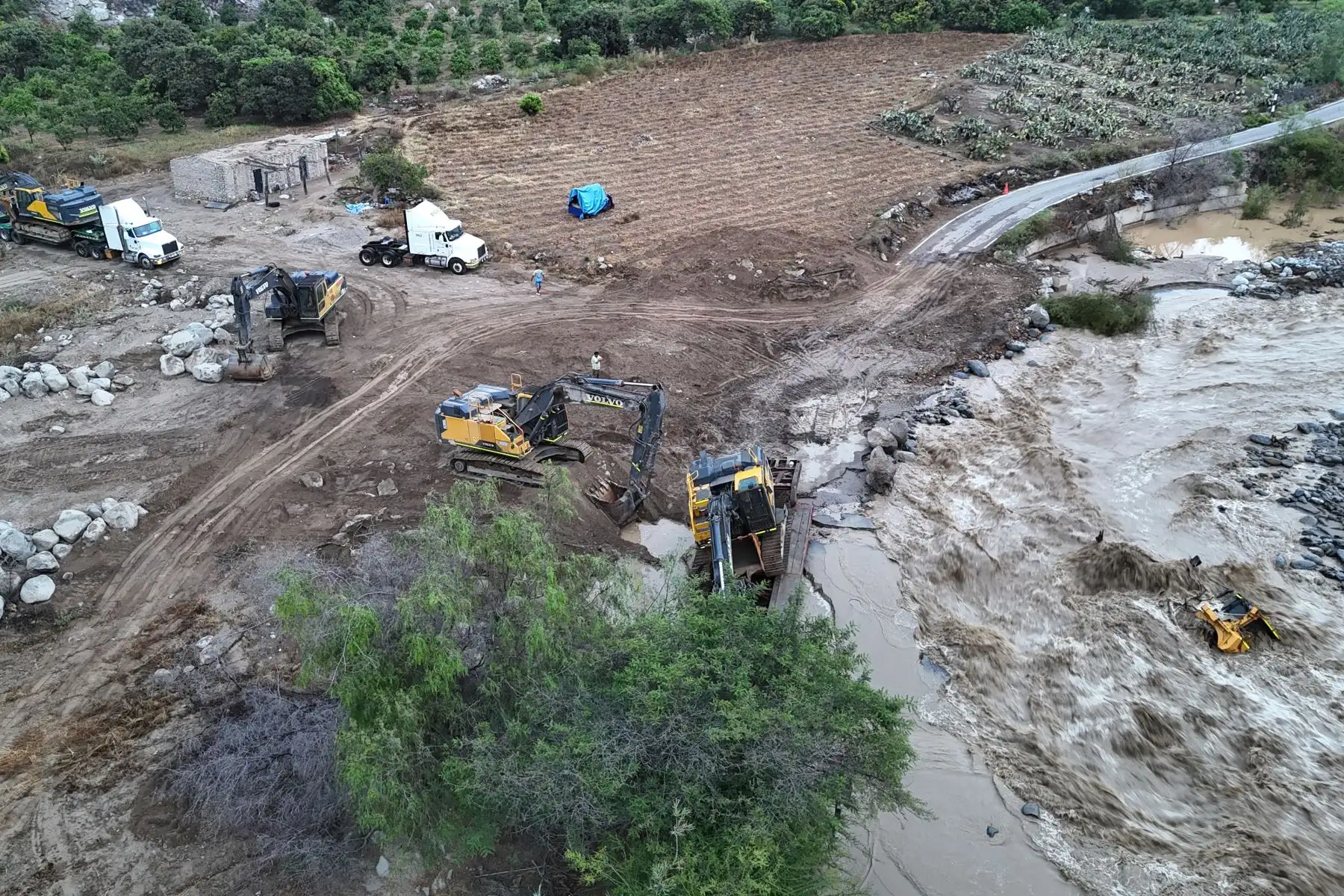 La madrugada del martes 17, la fuerza del agua arrastró una maquinaria pesada en el km 12 de esta carretera departamental en el sector de Cieneguilla. Varias maquinarias pesadas arribaron a la zona en la noche del lunes 16 al sector de Cieneguilla para realizar los trabajos de reforzarmiento en ambas márgenes del río Palpa.
Foto:cortesía Genry Bautista