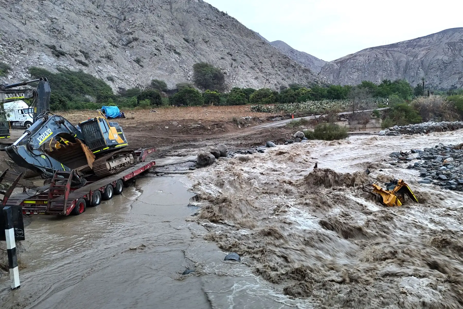 La crecida del caudal del río Palpa en la provincia del mismo nombre, en la región Ica, afectó la carretera que comunica esta zona con el sur Ayacucho y arrastró una maquinaria pesada y dejó incomunicados a los pobladores de las provincias de Lucanas y Huanca Sancos, en Ayacucho.
Foto:cortesía Genry Bautista