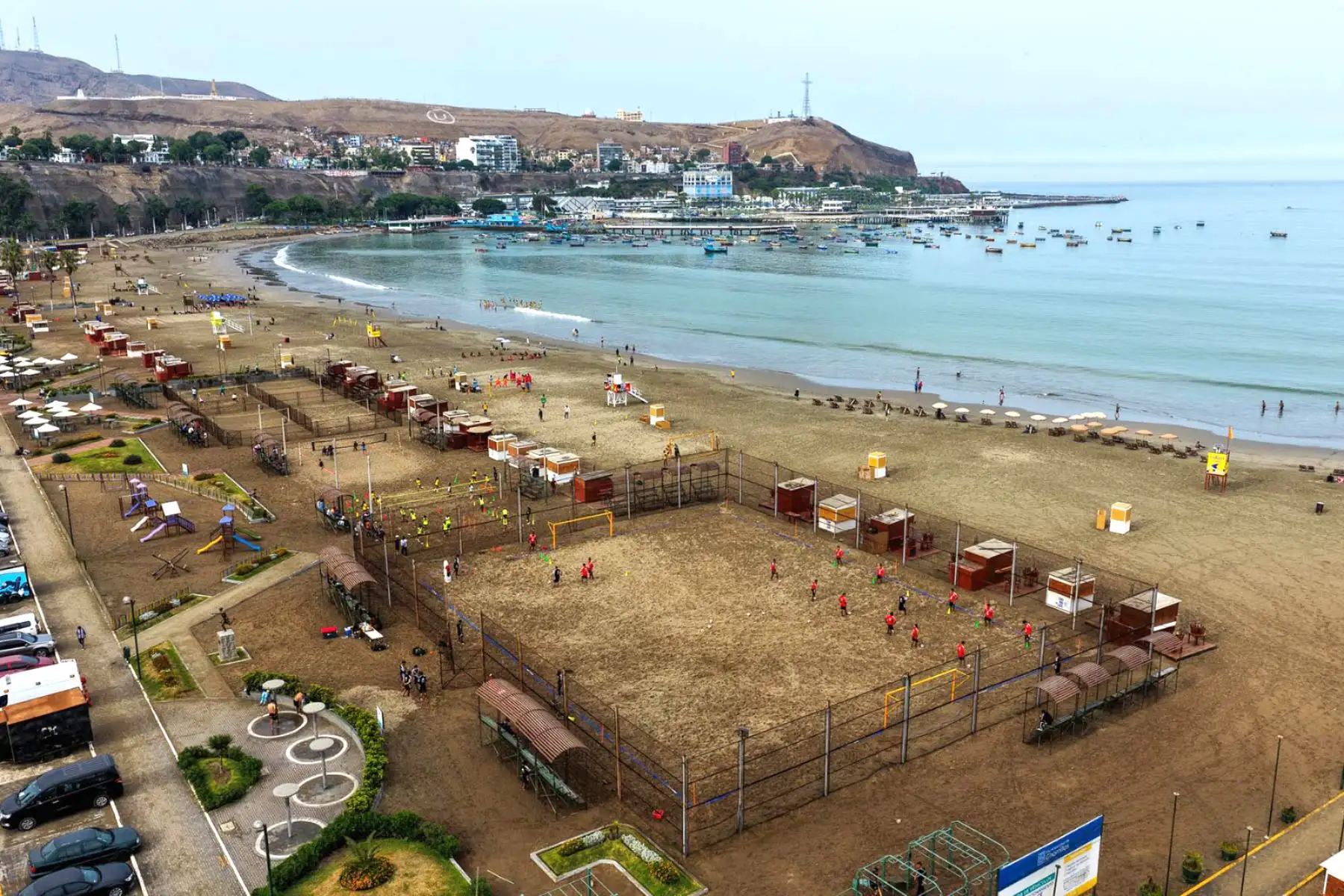 La Playa Agua Dulce luce limpia tras el cierre temporal aplicado únicamente el domingo 15 por la municipalidad de Chorrillos; actualmente se observan algunos bañistas en la orilla. 
Foto: ANDINA/ Juan Carlos Guzmán