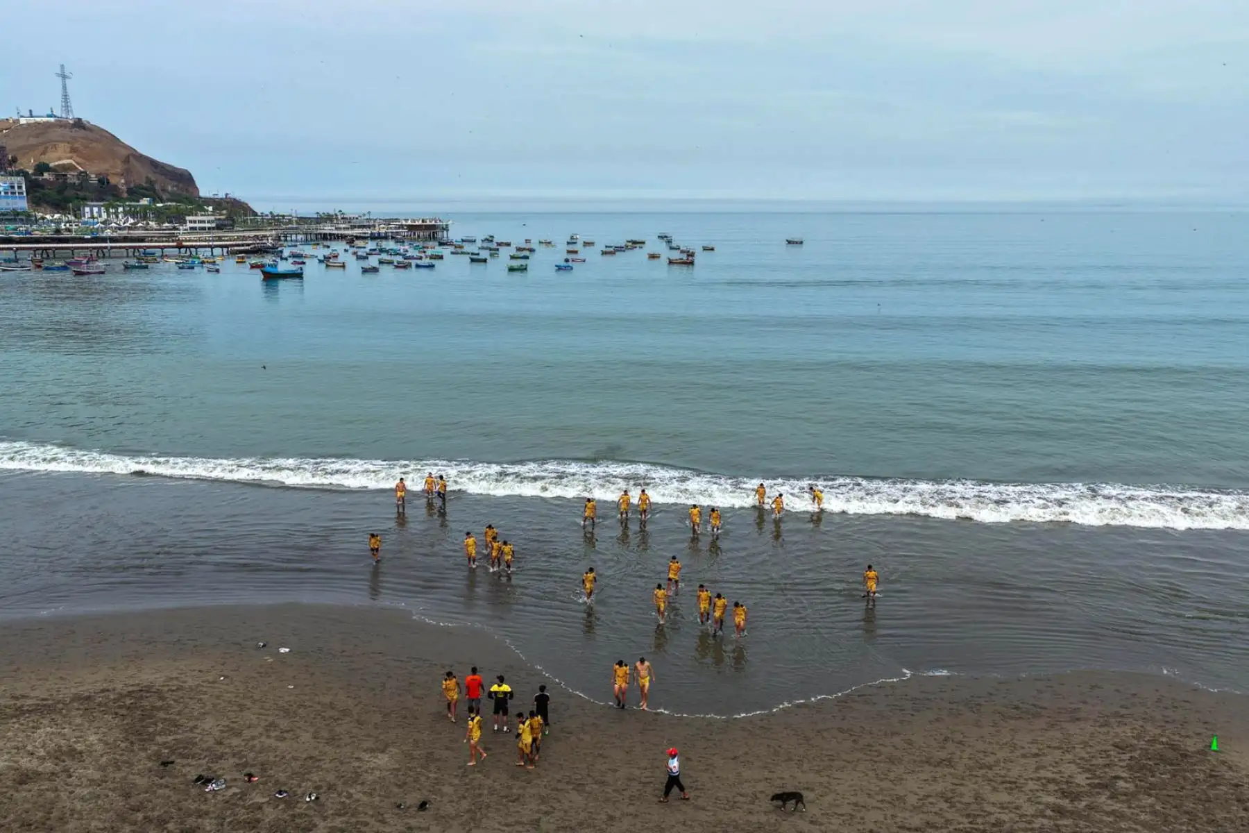 La Playa Agua Dulce luce limpia tras el cierre temporal aplicado únicamente el domingo 15 por la municipalidad de Chorrillos; actualmente se observan algunos bañistas en la orilla. 
Foto: ANDINA/ Juan Carlos Guzmán
