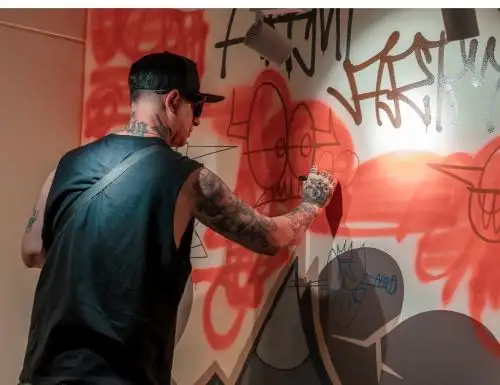 Artmi x Conrad: presentan muestra artística que lleva el graffiti a la sala de exposición.