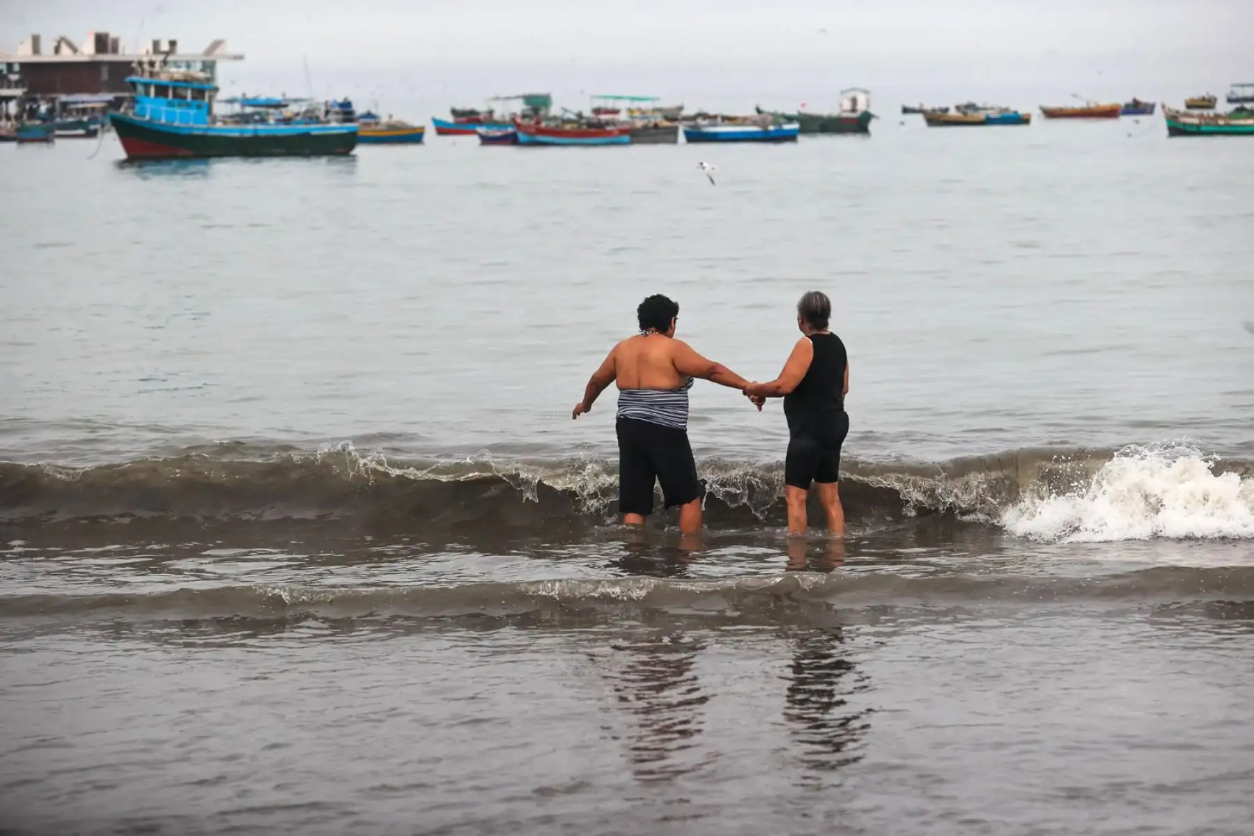 La Playa Agua Dulce luce limpia tras el cierre temporal aplicado únicamente el domingo 15 por la municipalidad de Chorrillos; actualmente se observan algunos bañistas en la orilla. 
Foto: ANDINA/ Juan Carlos Guzmán