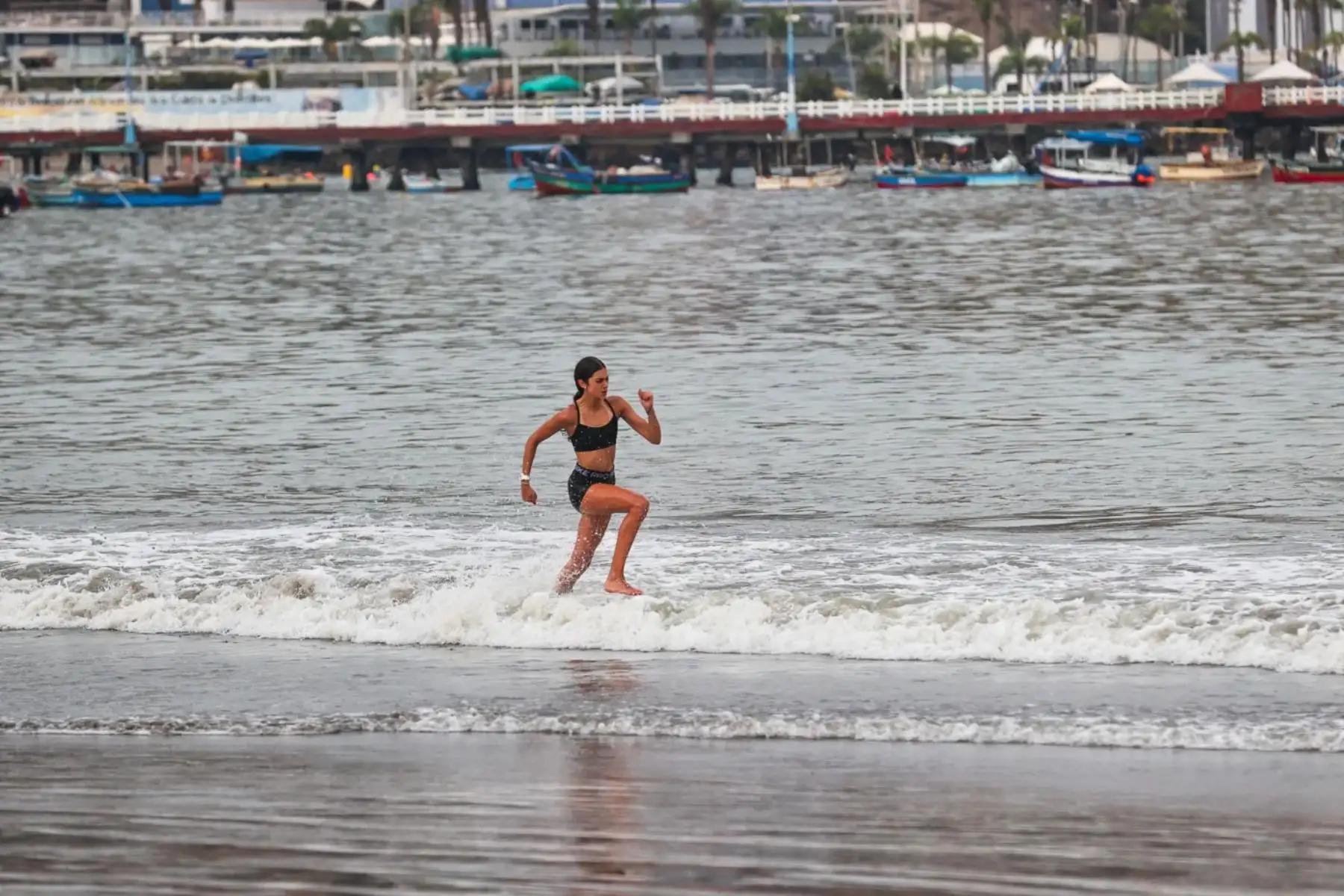 La Playa Agua Dulce luce limpia tras el cierre temporal aplicado únicamente el domingo 15 por la municipalidad de Chorrillos; actualmente se observan algunos bañistas en la orilla. Foto: ANDINA/ Juan Carlos Guzmán