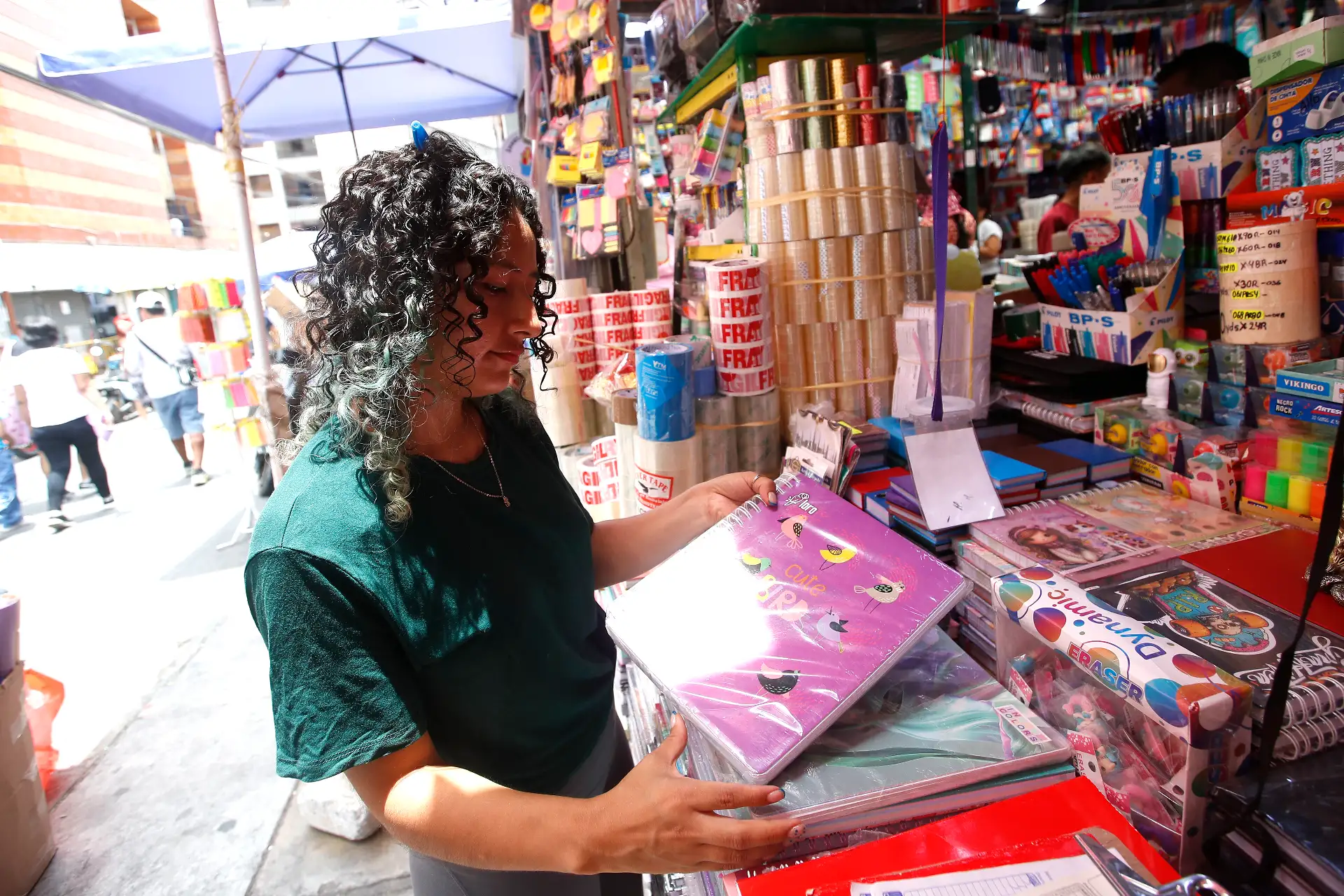 Familias limeñas visitan el Mercado Central y realizan sus compras aprovechando las campañas de venta de útiles escolares ante el inicio del Año Escolar 2026. 
Foto: ANDINA/ Eddy Ramos