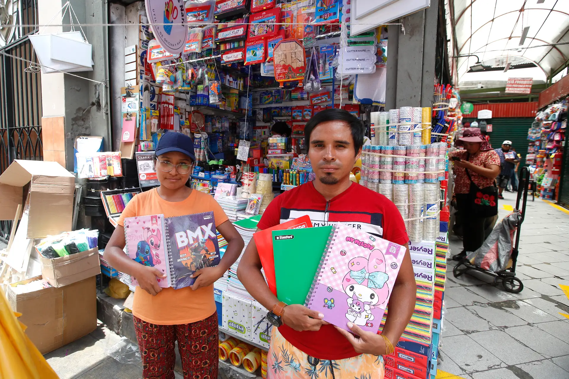 Familias limeñas visitan el Mercado Central y realizan sus compras aprovechando las campañas de venta de útiles escolares ante el inicio del Año Escolar 2026. 
Foto: ANDINA/ Eddy Ramos