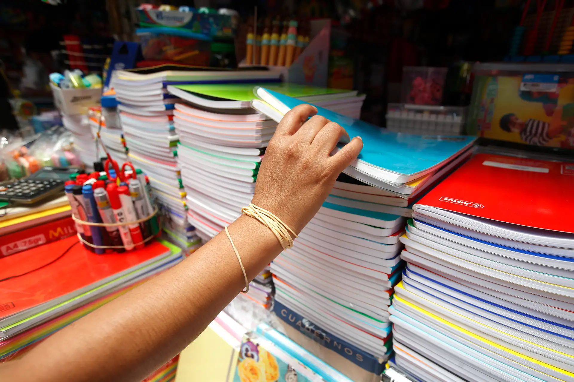 Familias limeñas visitan el Mercado Central y realizan sus compras aprovechando las campañas de venta de útiles escolares ante el inicio del Año Escolar 2026. 
Foto: ANDINA/ Eddy Ramos