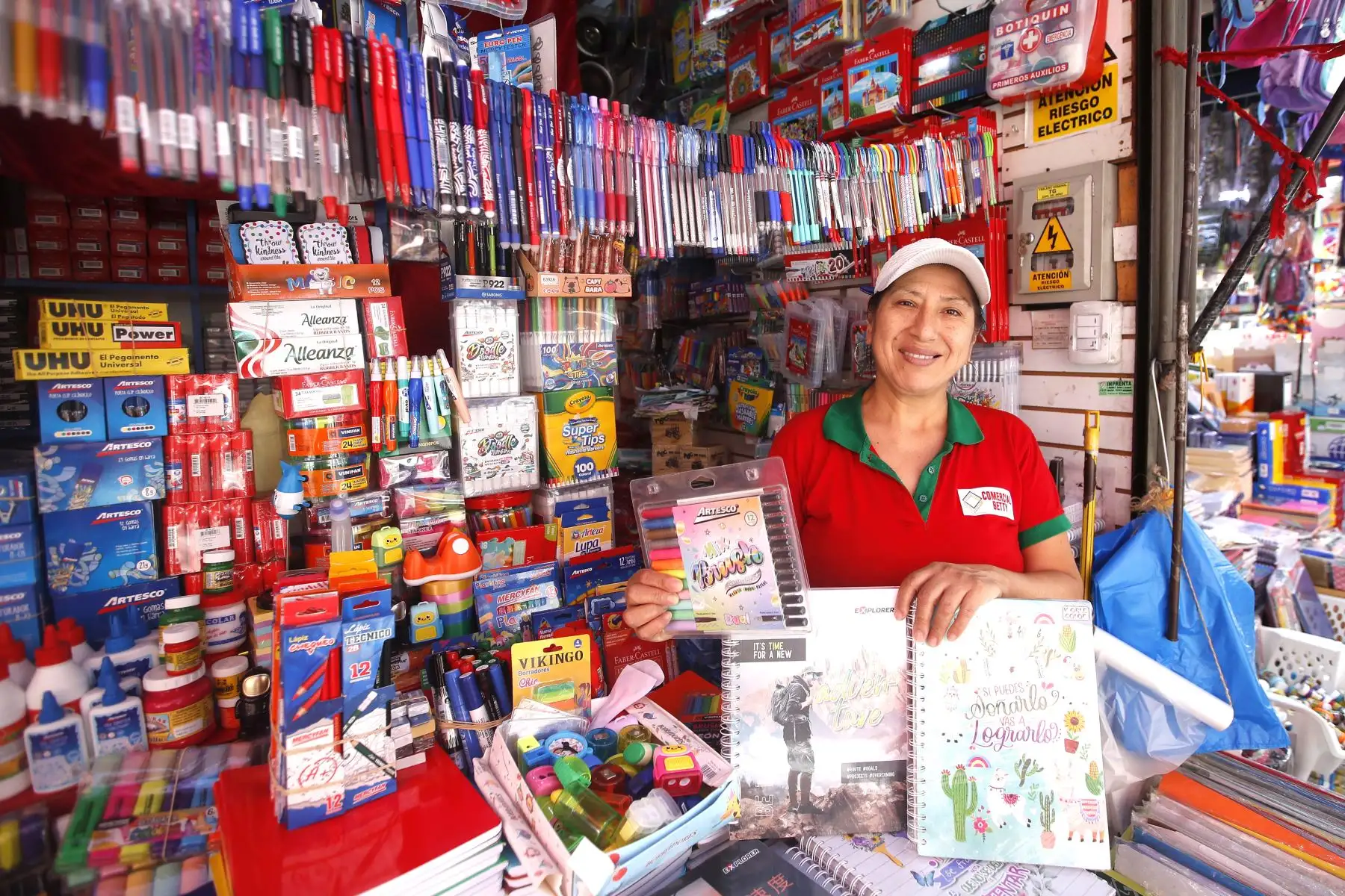 Familias limeñas visitan el Mercado Central y realizan sus compras aprovechando las campañas de venta de útiles escolares ante el inicio del Año Escolar 2026. 
Foto: ANDINA/ Eddy Ramos