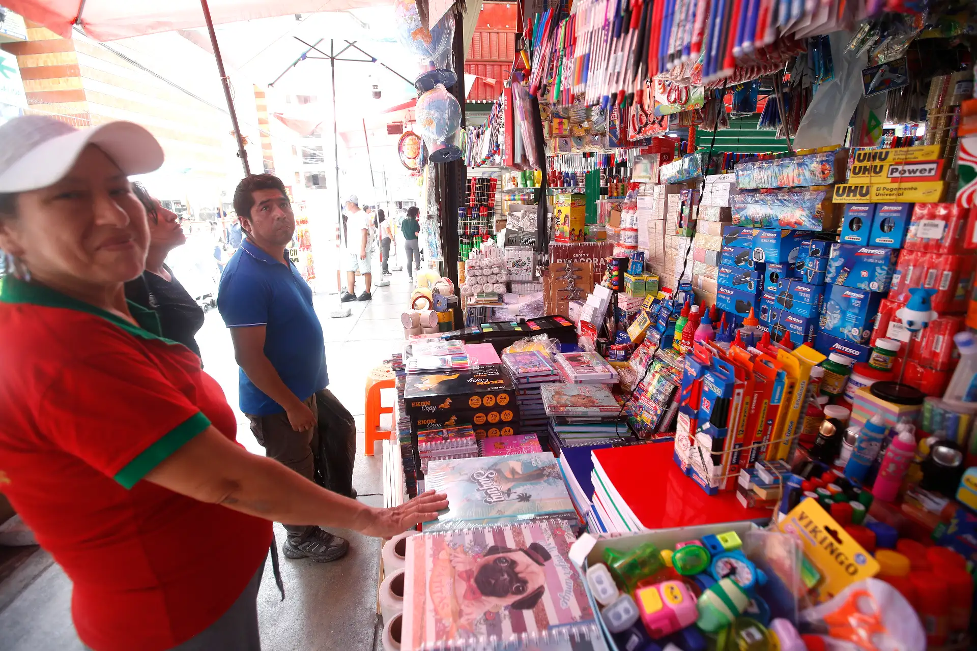 Familias limeñas visitan el Mercado Central y realizan sus compras aprovechando las campañas de venta de útiles escolares ante el inicio del Año Escolar 2026. 
Foto: ANDINA/ Eddy Ramos