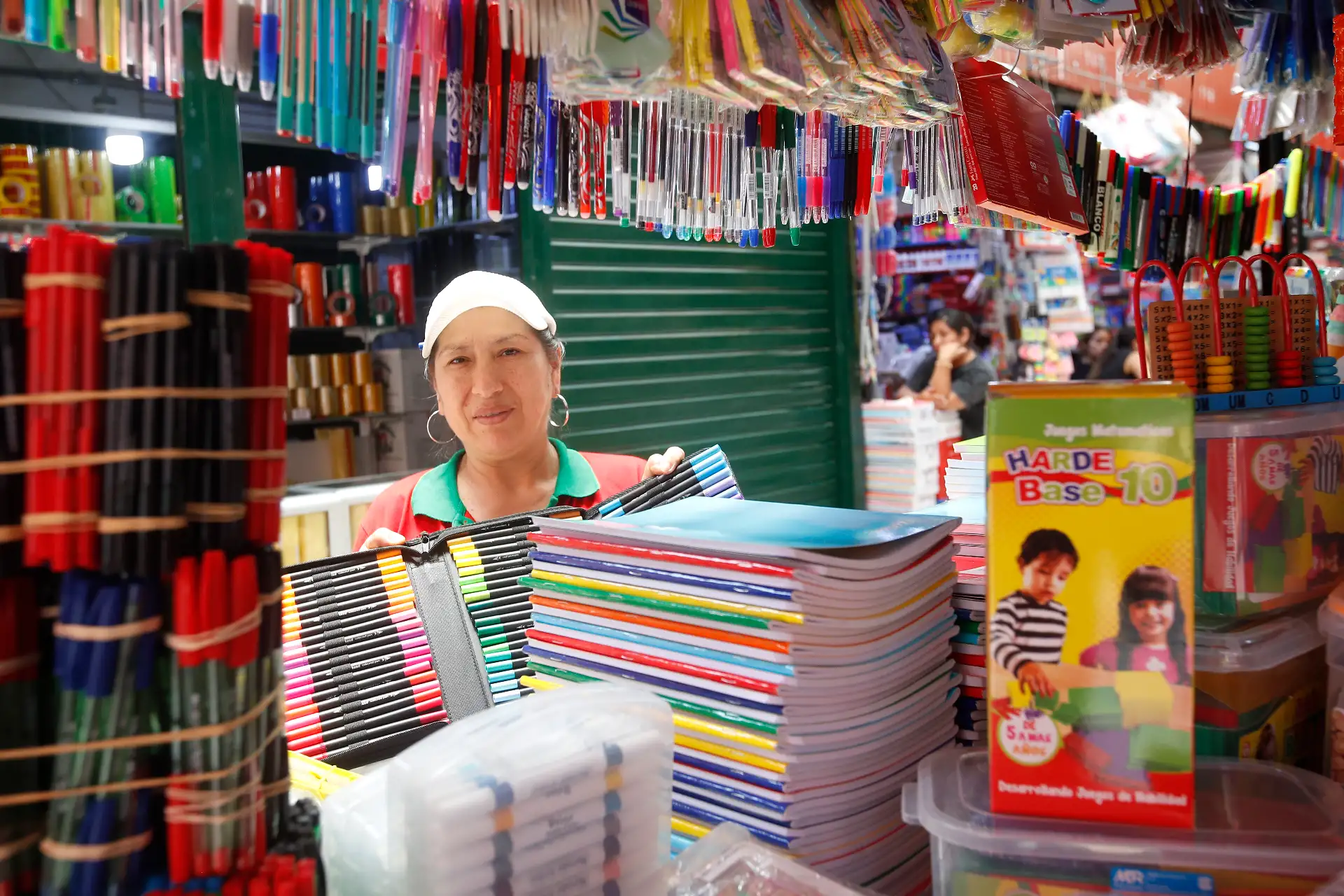 Familias limeñas visitan el Mercado Central y realizan sus compras aprovechando las campañas de venta de útiles escolares ante el inicio del Año Escolar 2026. 
Foto: ANDINA/ Eddy Ramos