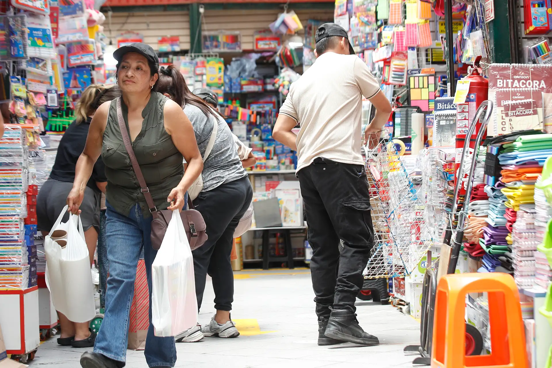 Familias limeñas visitan el Mercado Central y realizan sus compras aprovechando las campañas de venta de útiles escolares ante el inicio del Año Escolar 2026. 
Foto: ANDINA/ Eddy Ramos
