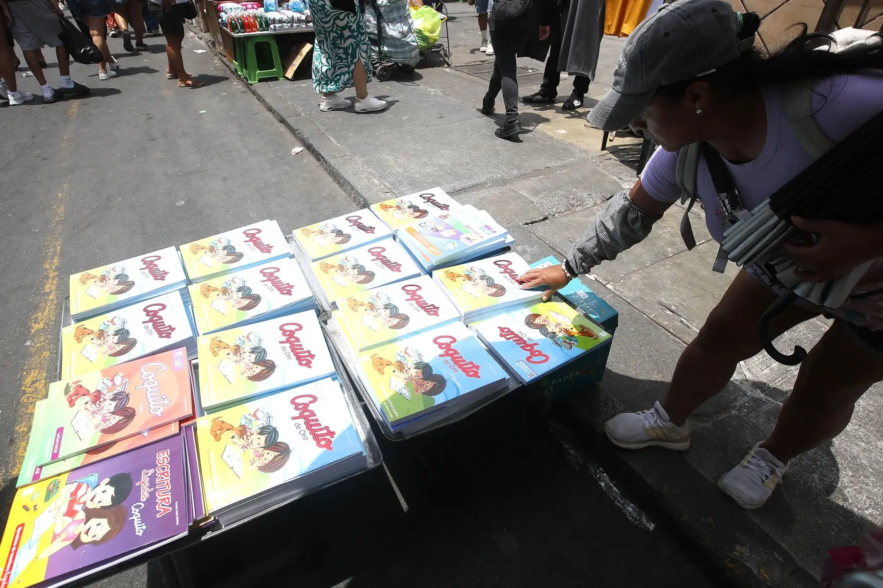 Familias limeñas visitan el Mercado Central y realizan sus compras aprovechando las campañas de venta de útiles escolares ante el inicio del Año Escolar 2026. 
Foto: ANDINA/ Eddy Ramos