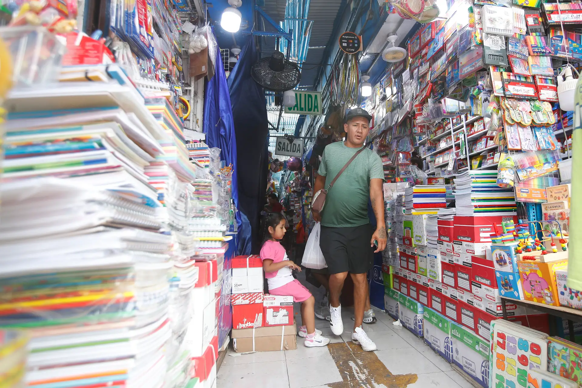 Familias limeñas visitan el Mercado Central y realizan sus compras aprovechando las campañas de venta de útiles escolares ante el inicio del Año Escolar 2026. 
Foto: ANDINA/ Eddy Ramos