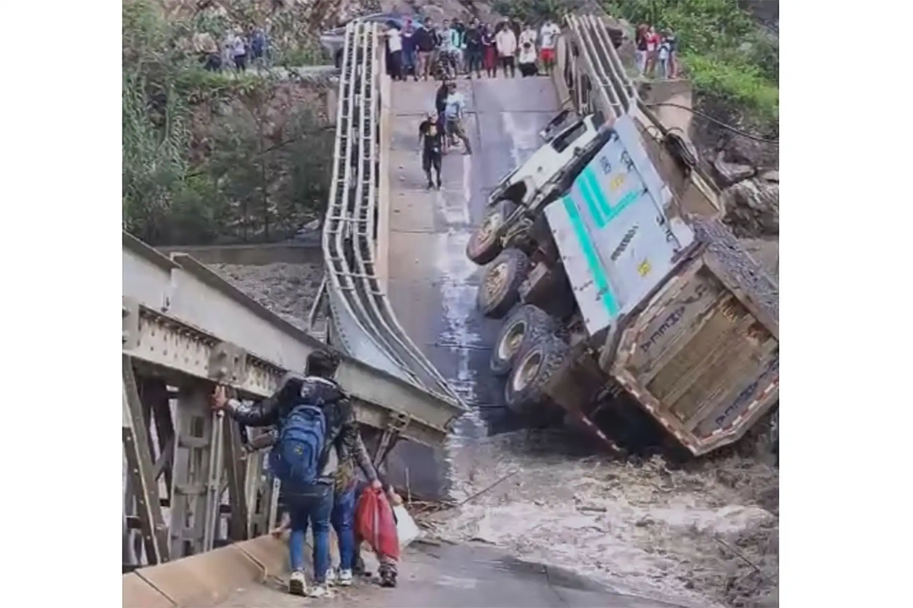 El colapso del puente Baños Chimú dejó aislado al distrito de Sayapullo, en la provincia de Gran Chimú, tras el aumento del caudal del río. Foto: Difusión