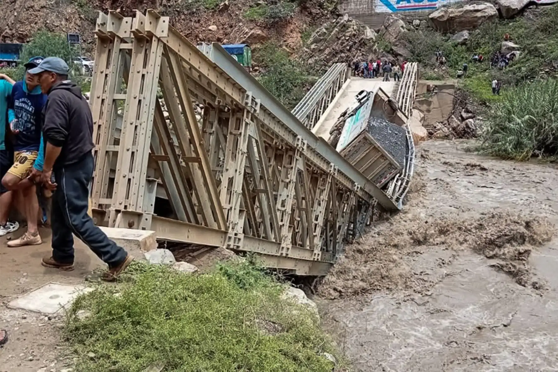 La estructura se desplomó la noche del martes 17 de febrero cuando un volquete cargado de mineral cruzaba el puente; el conductor y su hijo lograron salir ilesos. Foto: Difusión