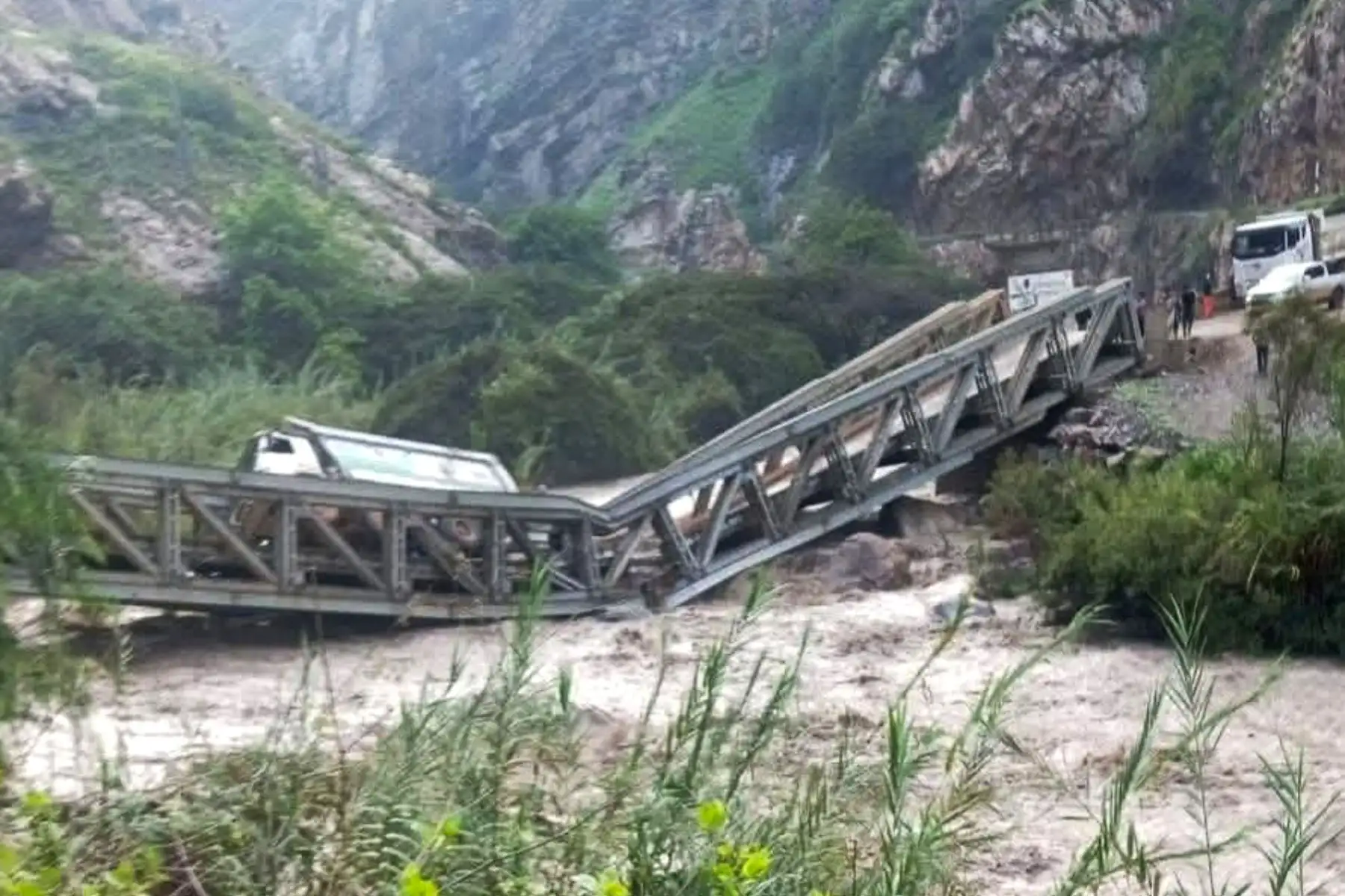 Maquinaria pesada fue trasladada a la zona para iniciar labores de limpieza y evaluar rutas alternas que permitan recuperar el acceso al distrito minero. Foto: Difusión