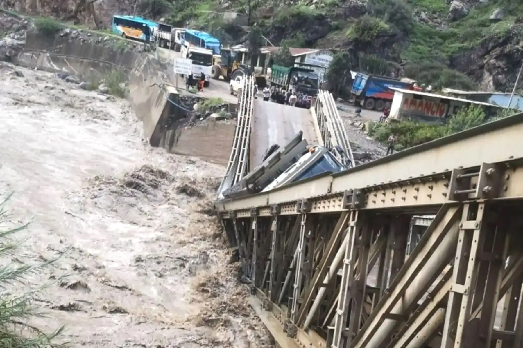 Maquinaria pesada fue trasladada a la zona para iniciar labores de limpieza y evaluar rutas alternas que permitan recuperar el acceso al distrito minero. Foto: Difusión