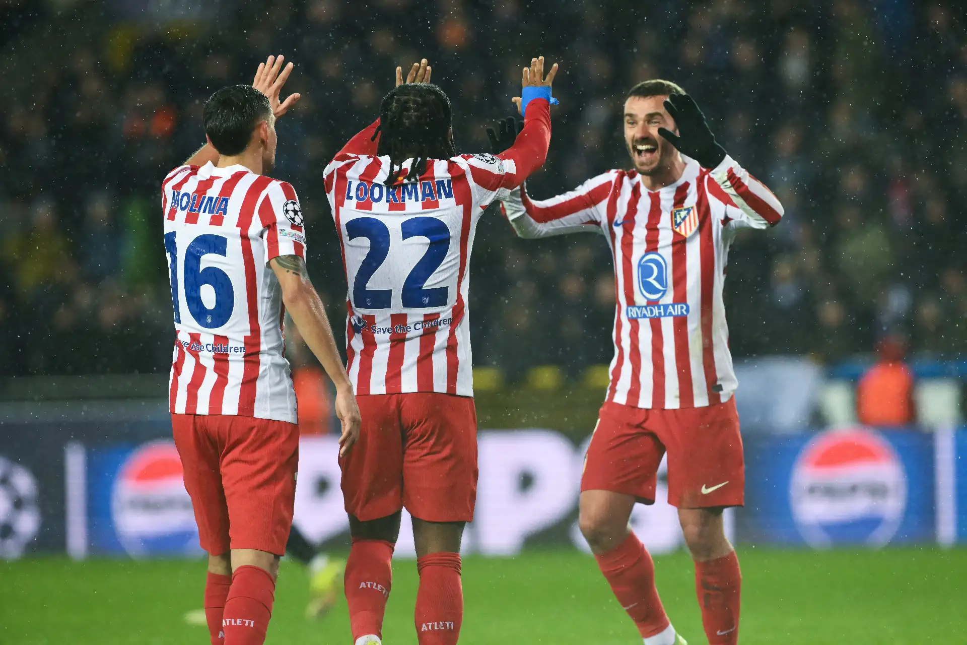 El delantero nigeriano del Atlético de Madrid, Ademola Lookman, celebra con sus compañeros tras marcar el segundo gol de su equipo durante el partido de ida de los playoffs de la ronda eliminatoria de la UEFA Champions League entre el Club Brugge y el Atlético de Madrid en el Estadio Jan Breydel de Brujas.
Foto: AFP