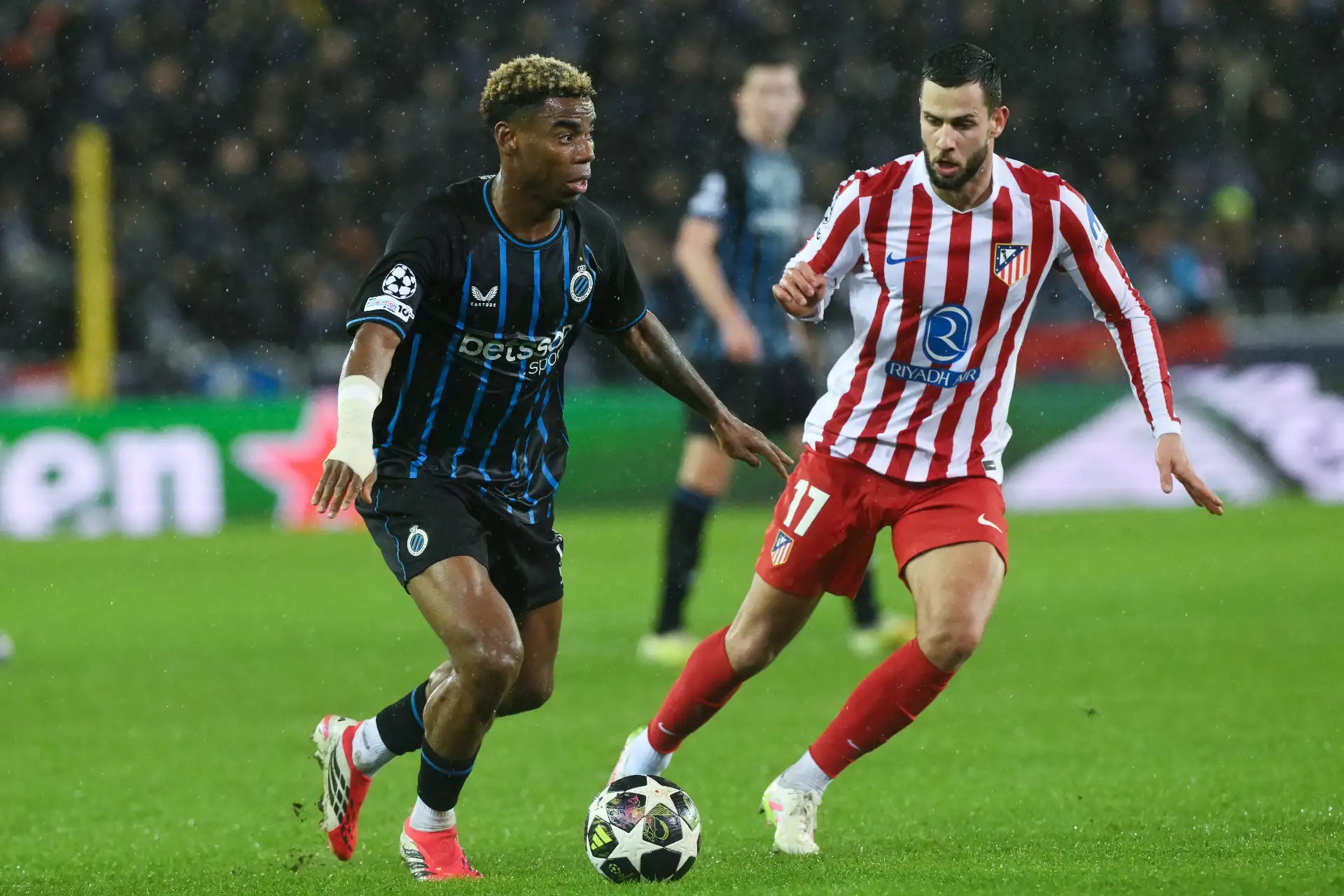 El centrocampista nigeriano  del Club Brugge, Raphael Onyedika , y el defensa eslovaco del Atlético de Madrid, David Hancko, luchan por el balón durante el partido de ida de los playoffs de la ronda eliminatoria de la UEFA Champions League entre el Club Brugge y el Atlético de Madrid en el Estadio Jan Breydel en Brujas.
Foto: AFP