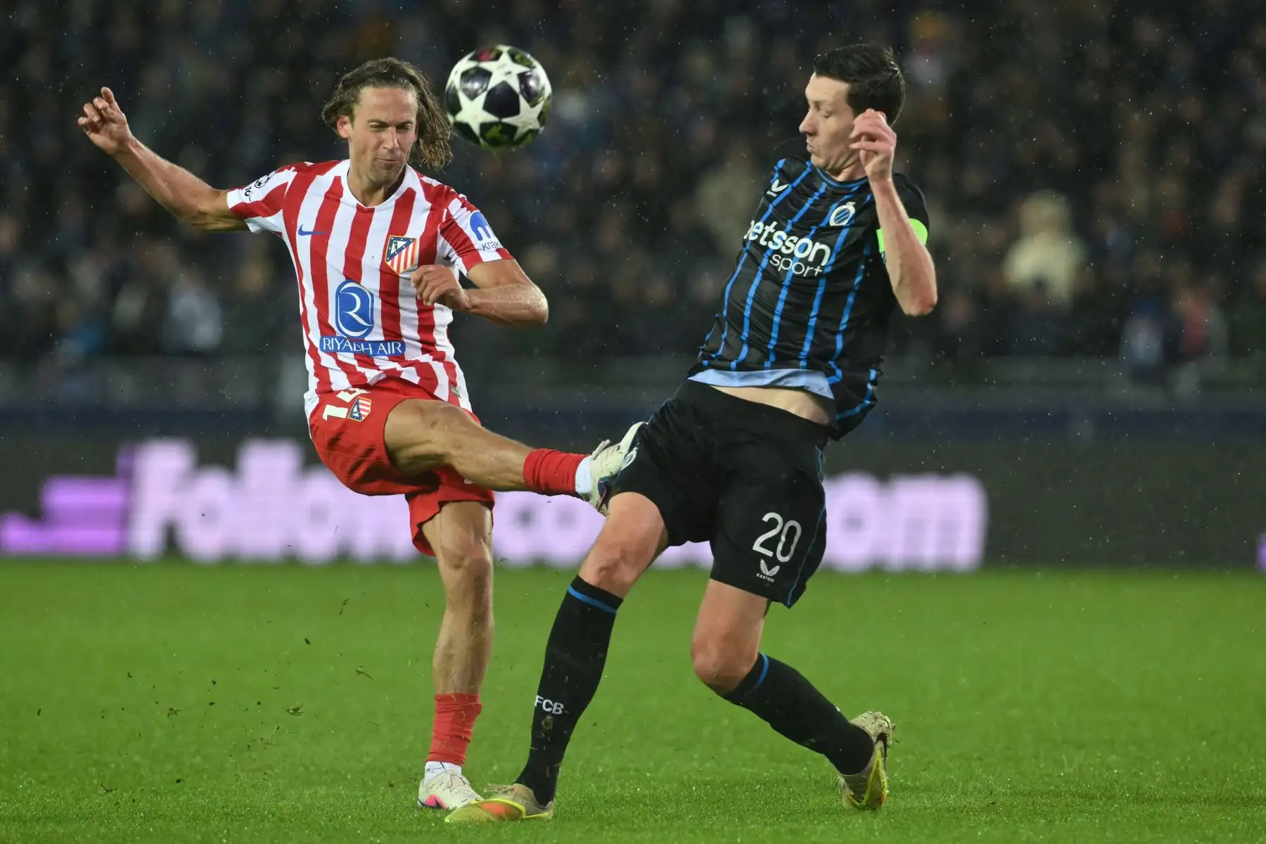 El delantero alemán  del Brugge, Nicolo Tresoldi  y el defensa español del Atlético de Madrid, Marc Pubill, disputan el balón durante el partido de ida de los playoffs de la ronda eliminatoria de la UEFA Champions League entre el Brugge y el Atlético de Madrid en el estadio Jan Breydel de Brujas.
Foto: AFP