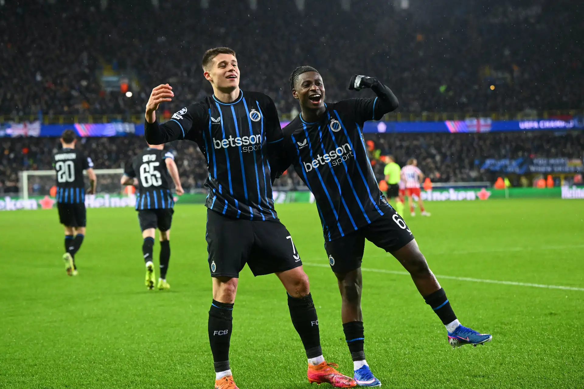 El delantero alemán  del Club Brugge, Nicolo Tresoldi , celebra el segundo gol de su equipo durante el partido de ida de los playoffs de la ronda eliminatoria de la UEFA Champions League entre el Club Brugge y el Atlético de Madrid en el Estadio Jan Breydel en Brujas.
Foto: AFP