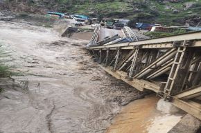 Gore La Libertad responsabilizó a los vehículos pesados del colapso del puente, debido a que no se ha respetado los límites de toneladas permitidos para este tipo de estructuras.
