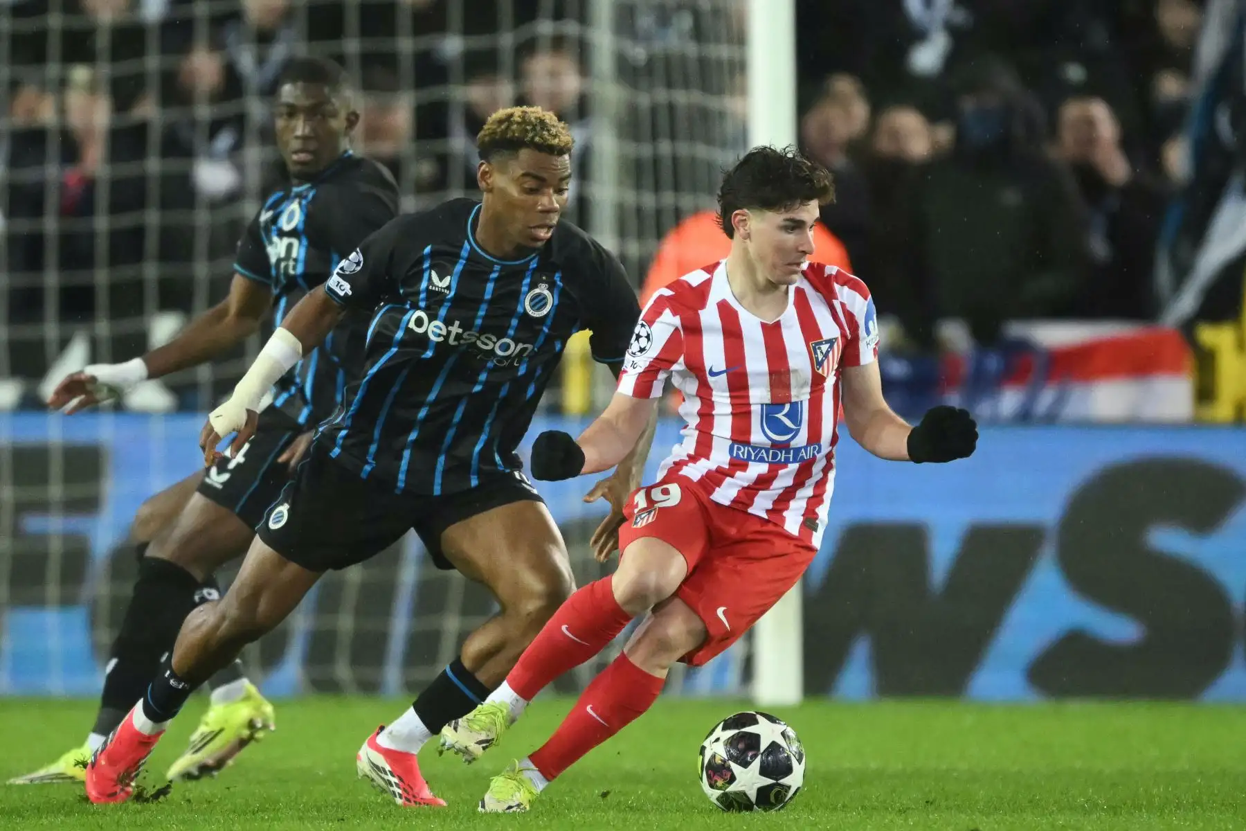 El centrocampista nigeriano del Club Brugge, Raphael Onyedika y el delantero argentino del Atlético de Madrid, Julián Álvarez  luchan por el balón durante el partido de ida de los playoffs de la ronda eliminatoria de la UEFA Champions League entre el Club Brugge y el Atlético de Madrid en el Estadio Jan Breydel en Brujas.
Foto: AFP