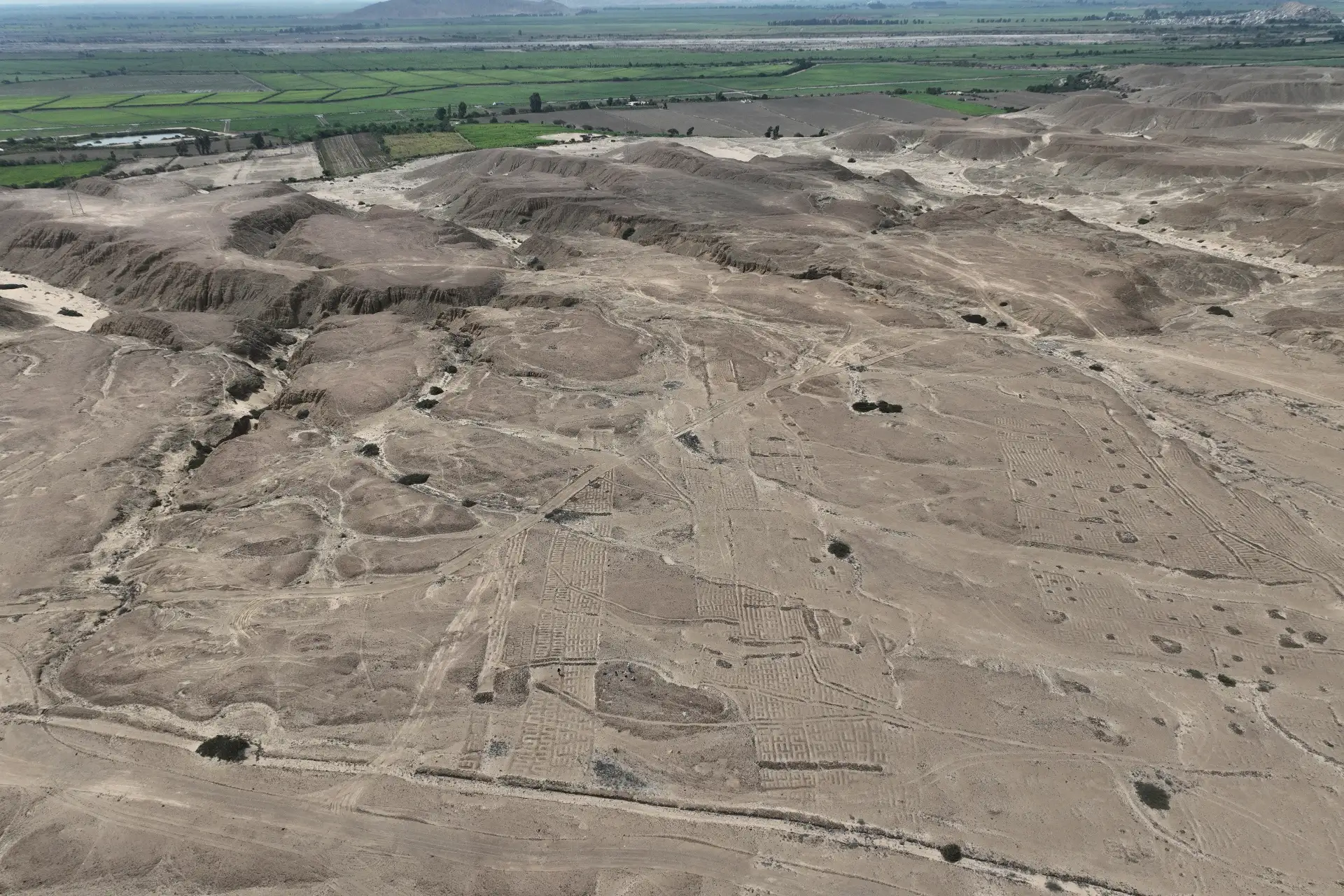 Un segundo hito de esta investigación es el que ha permitido establecer que no se trata de sitios aislados, sino de un gran complejo arqueológico que abarca más de 100 hectáreas. sión