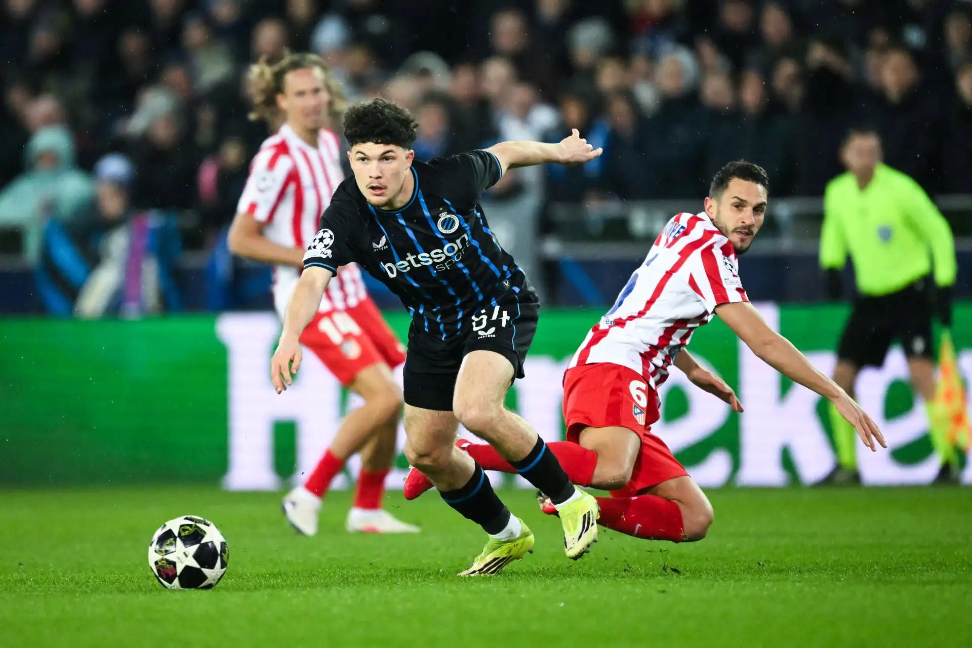 La defensa belga del Club Brugge, Kyriani Sabbe y el centrocampista español del Atlético de Madrid, Koke, luchan por el balón durante el partido de ida de los playoffs de la ronda eliminatoria de la UEFA Champions League entre el Club Brugge y el Atlético de Madrid en el Estadio Jan Breydel en Brujas.
Foto: AFP