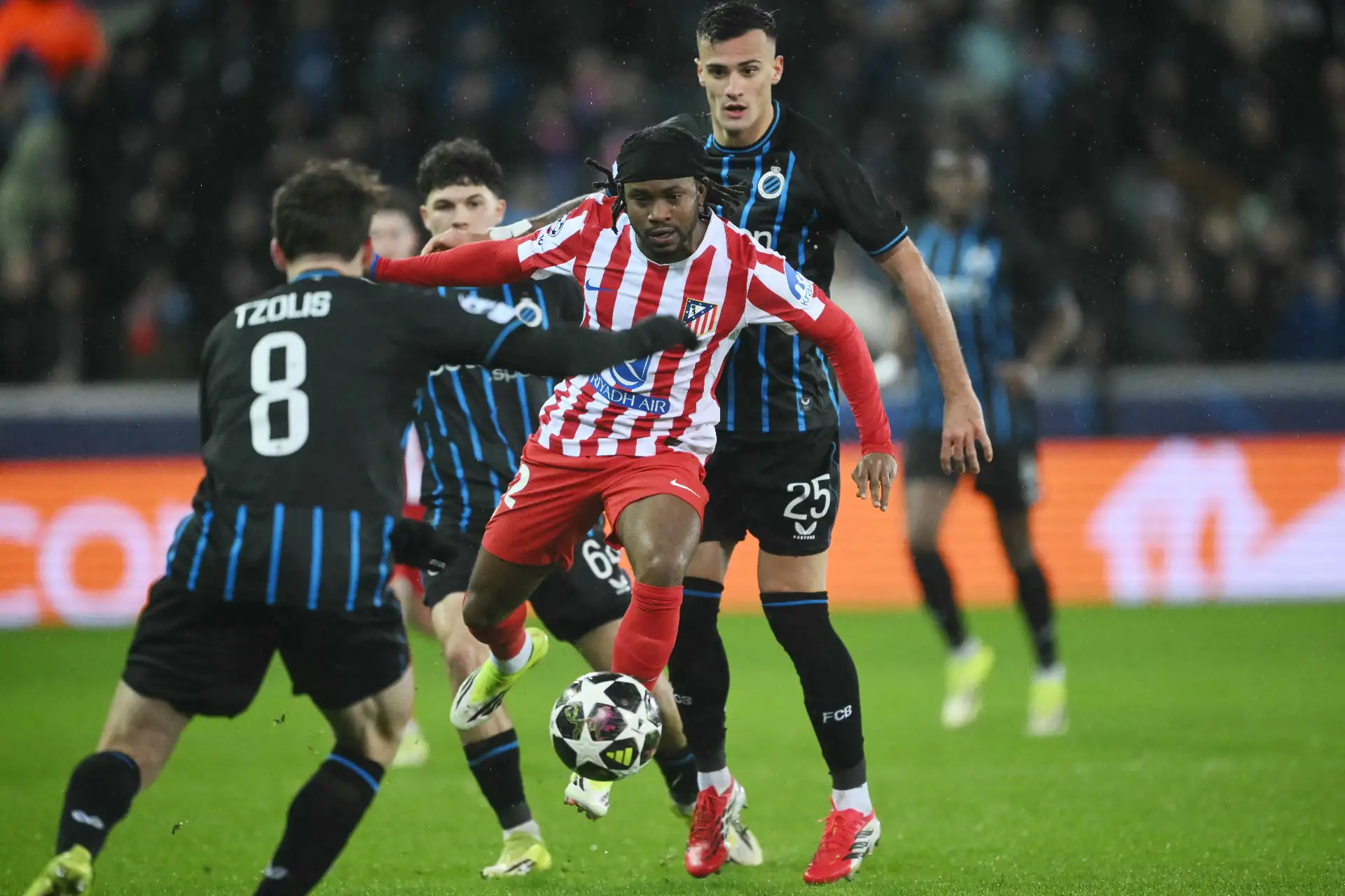 El delantero nigeriano  del Atlético de Madrid, Ademola Lookman  y el delantero griego del Club Brugge, Christos Tzolis, luchan por el balón durante el partido de ida de los playoffs de la ronda eliminatoria de la UEFA Champions League entre el Club Brugge y el Atlético de Madrid en el Estadio Jan Breydel en Brujas.
Foto: AFP