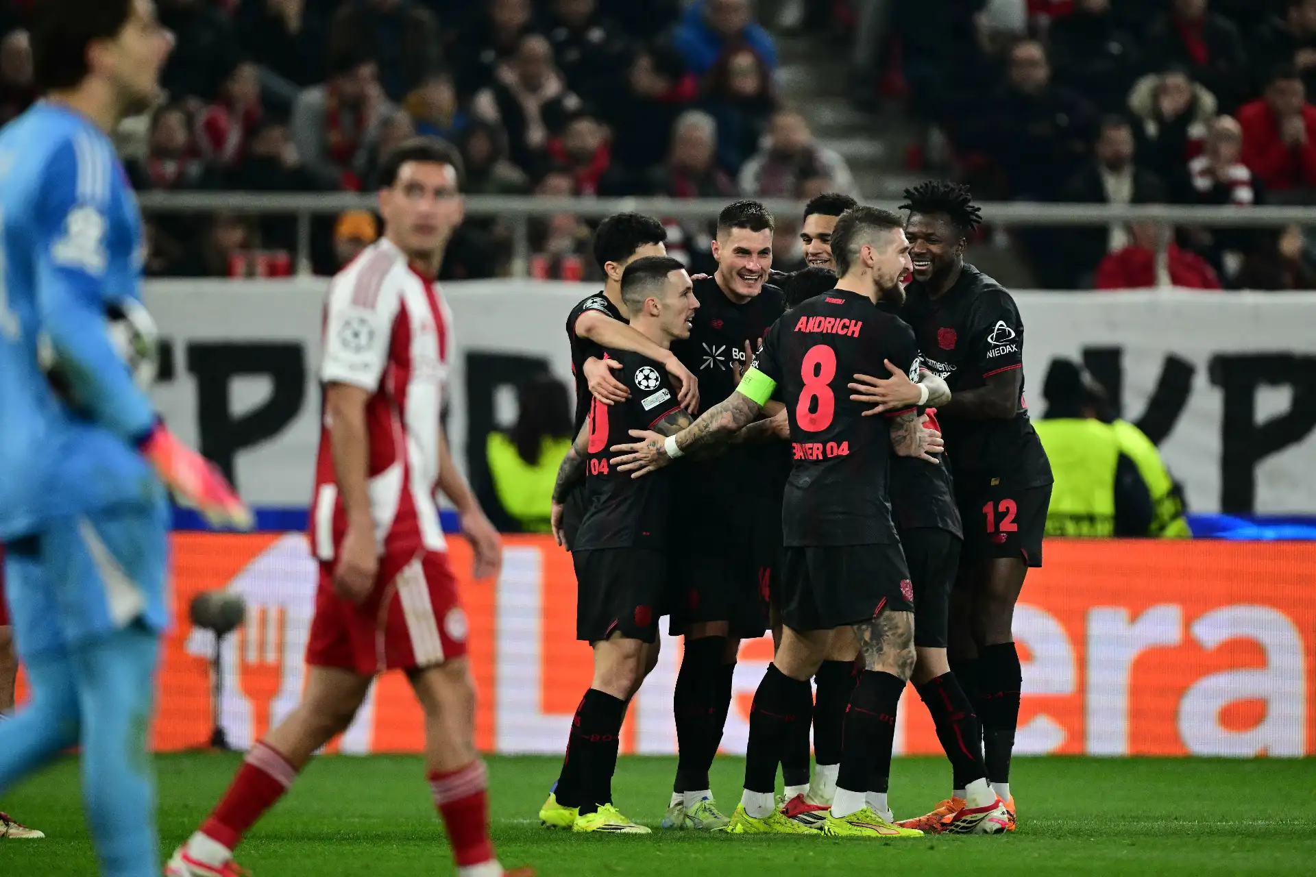 El delantero checo  del Bayer Leverkusen, Patrik Schick, celebra con sus compañeros tras marcar el segundo gol del Bayer Leverkusen durante el partido de ida de los playoffs de la ronda eliminatoria de la UEFA Champions League entre el Olympiacos FC  y el Bayer Leverkusen , en el estadio Karaiskakis de El Pireo, cerca de Atenas.
Foto: AFP