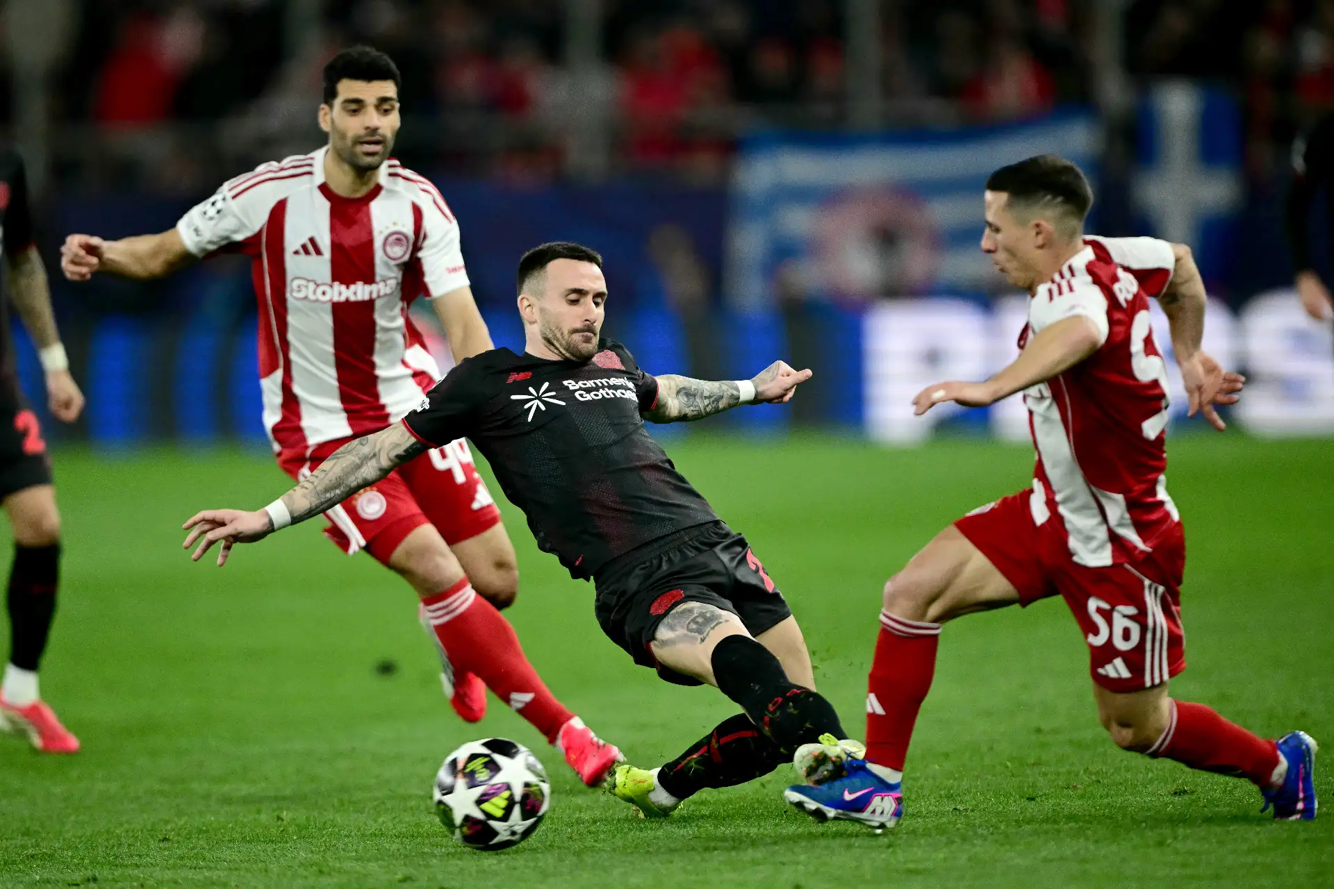 El centrocampista español del Bayer Leverkusen, Alex García Serrano , aborda al centrocampista portugués del Olympiakos, Daniel Podence , durante el partido de ida de los playoffs de la ronda eliminatoria de la UEFA Champions League entre Olympiacos FC y Bayer Leverkusen  en el Estadio Karaiskakis en El Pireo, cerca de Atenas.
Foto: AFP