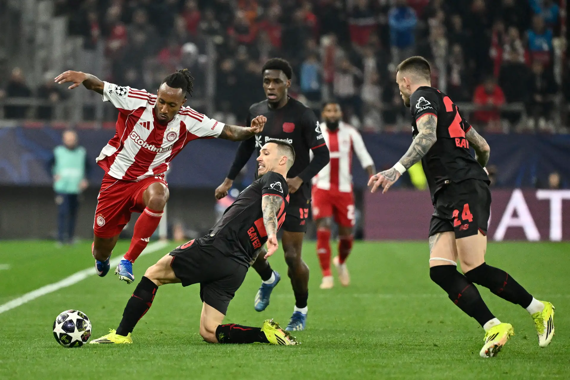 El delantero portugués del Olympiakos, Gelson Martins , lucha por el balón con el defensa español #20 del Bayer Leverkusen, Alex Grimaldo  y el delantero holandés del Bayer Leverkusen, Ernest Poku , durante el partido de ida de los playoffs de la ronda eliminatoria de la UEFA Champions League entre el Olympiacos FC  y el Bayer Leverkusen en el estadio Karaiskakis de El Pireo, cerca de Atenas,.
Foto: AFP