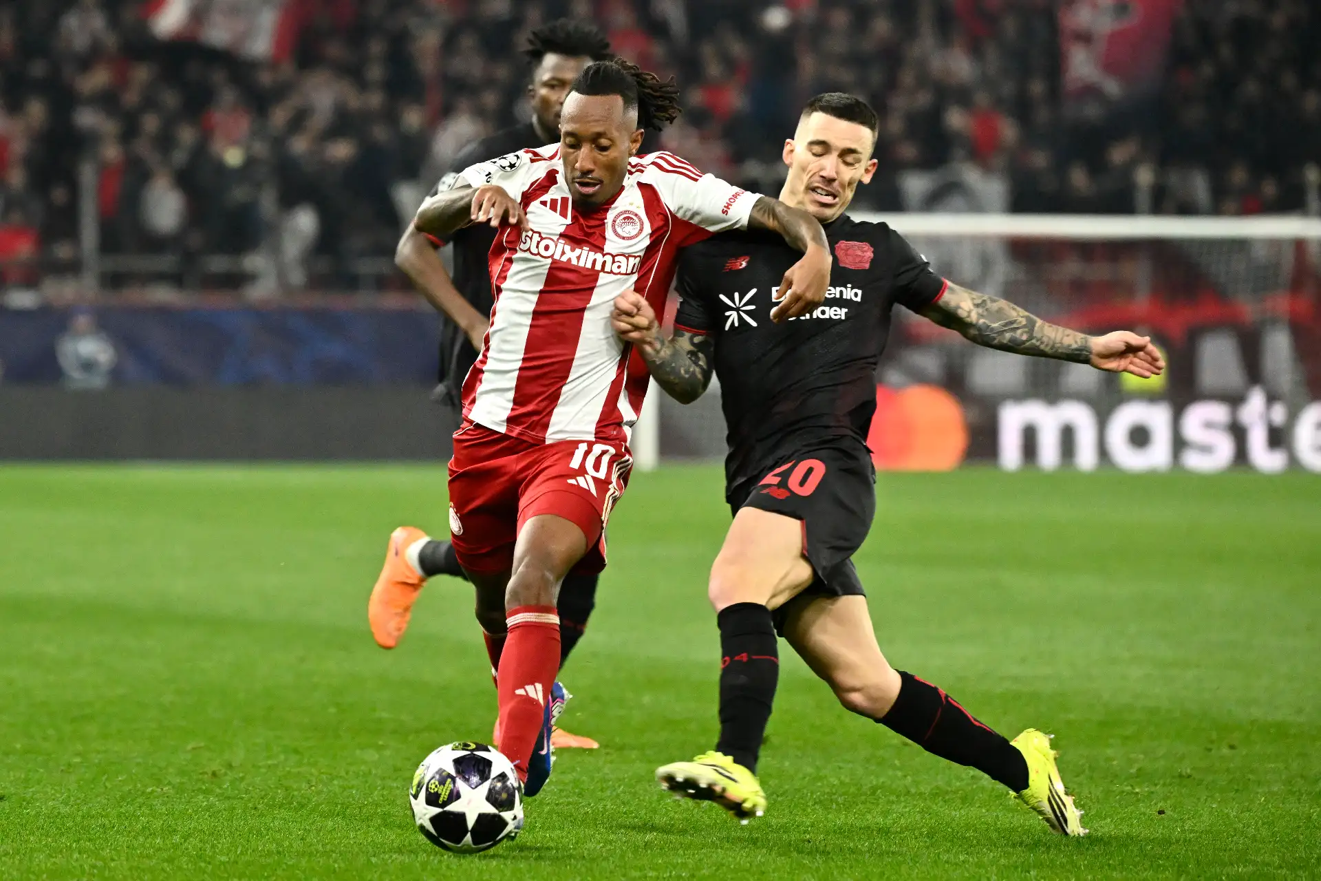 El delantero portugués  del Olympiakos, Gelson Martins , y el defensa español  del Bayer Leverkusen, Alex Grimaldo , luchan por el balón durante el partido de ida de los playoffs de la ronda eliminatoria de la Liga de Campeones de la UEFA entre el Olympiacos FC  y el Bayer Leverkusen  en el Estadio Karaiskakis en El Pireo, cerca de Atenas.
Foto: AFP