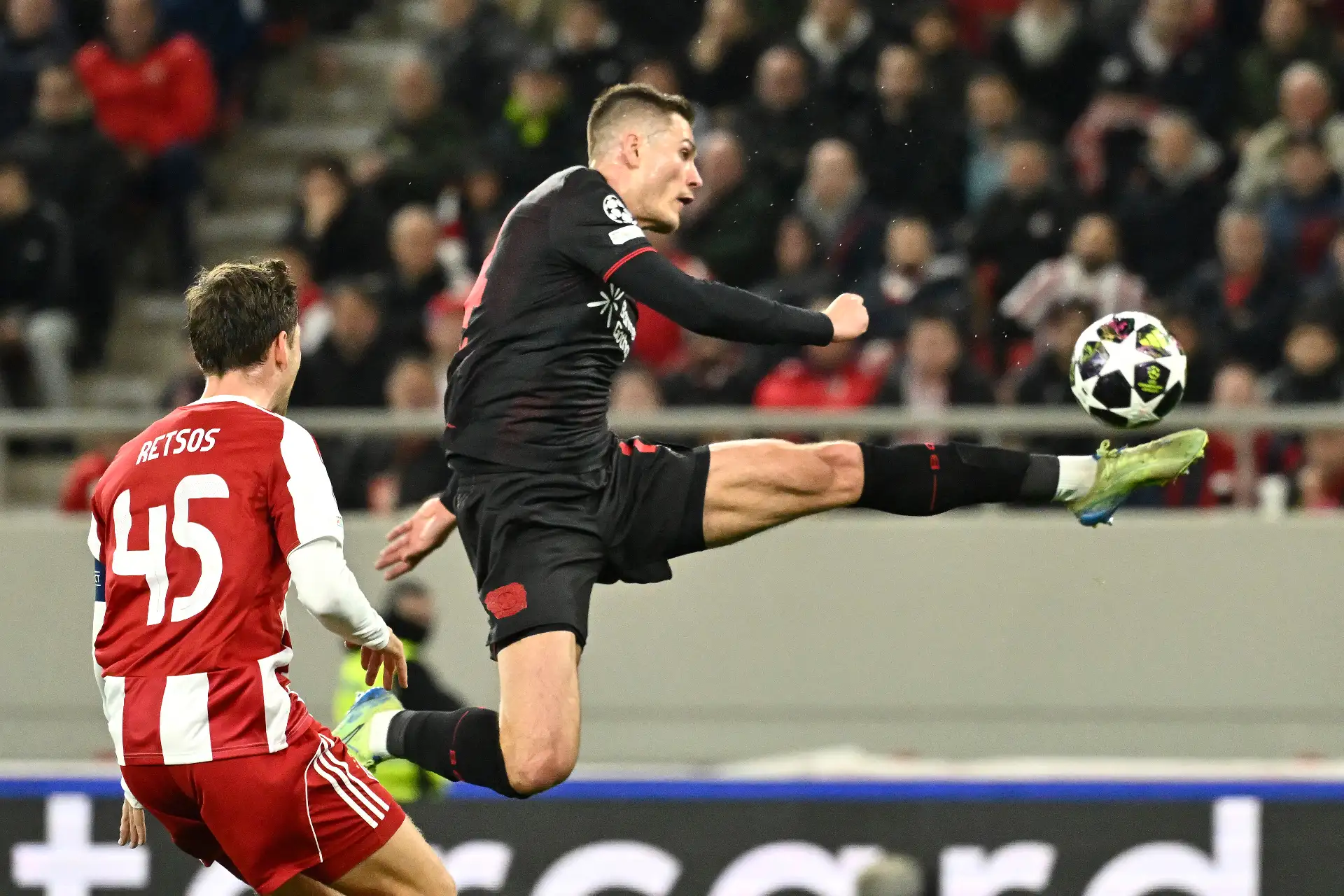 El delantero checo del Bayer Leverkusen, Patrik Schick, controla el balón en el aire frente al defensor griego  del Olympiakos, Panagiotis Retsos , durante el partido de ida de los playoffs de la ronda eliminatoria de la UEFA Champions League entre el Olympiacos FC  y el Bayer Leverkusen en el Estadio Karaiskakis en El Pireo, cerca de Atenas.
Foto: AFP