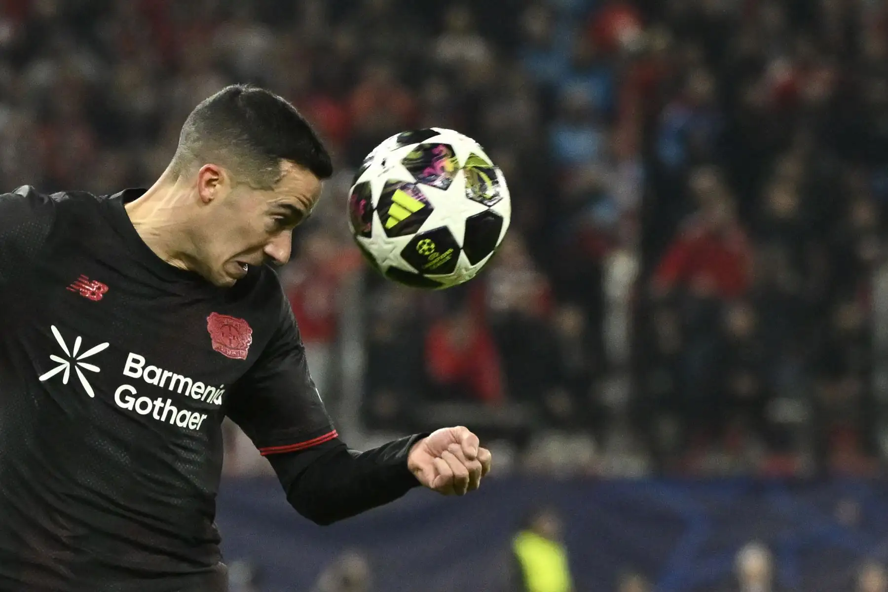 El defensa español  del Bayer Leverkusen, Lucas Vázquez, controla el balón durante el partido de ida de los playoffs de la ronda eliminatoria de la Liga de Campeones de la UEFA entre el Olympiacos FC y el Bayer Leverkusen  en el Estadio Karaiskakis en El Pireo, cerca de Atenas.
Foto: AFP