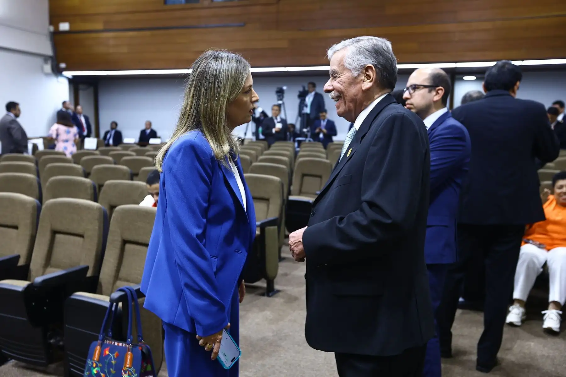 A pocos minutos de la elección del titular del congreso, que será a la vez al nuevo presidente de la república, los congresistas conversan y se preparan para la elección en el auditorio Faustino Sanchez Carrión.  Foto: ANDINA/Difusión