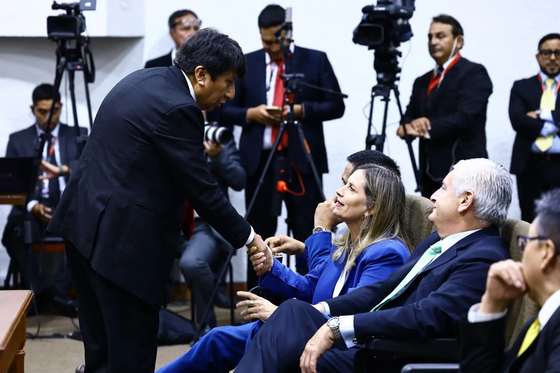 A pocos minutos de la elección del titular del congreso, que será a la vez al nuevo presidente de la república, los congresistas conversan y se preparan para la elección en el auditorio Faustino Sanchez Carrión.  Foto: ANDINA/Difusión