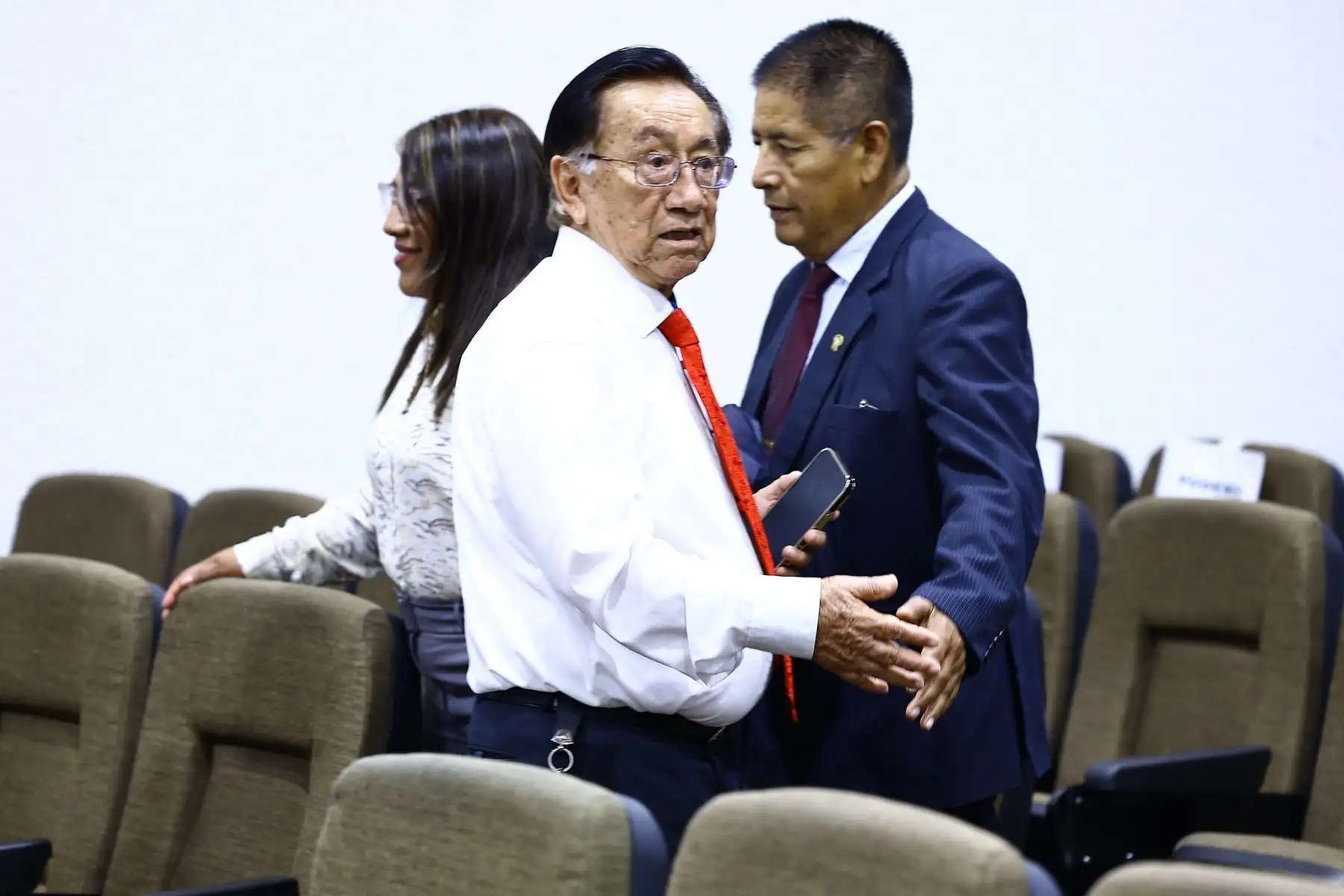 A pocos minutos de la elección del titular del congreso, que será a la vez al nuevo presidente de la república, los congresistas conversan y se preparan para la elección en el auditorio Faustino Sanchez Carrión.  Foto: ANDINA/Difusión