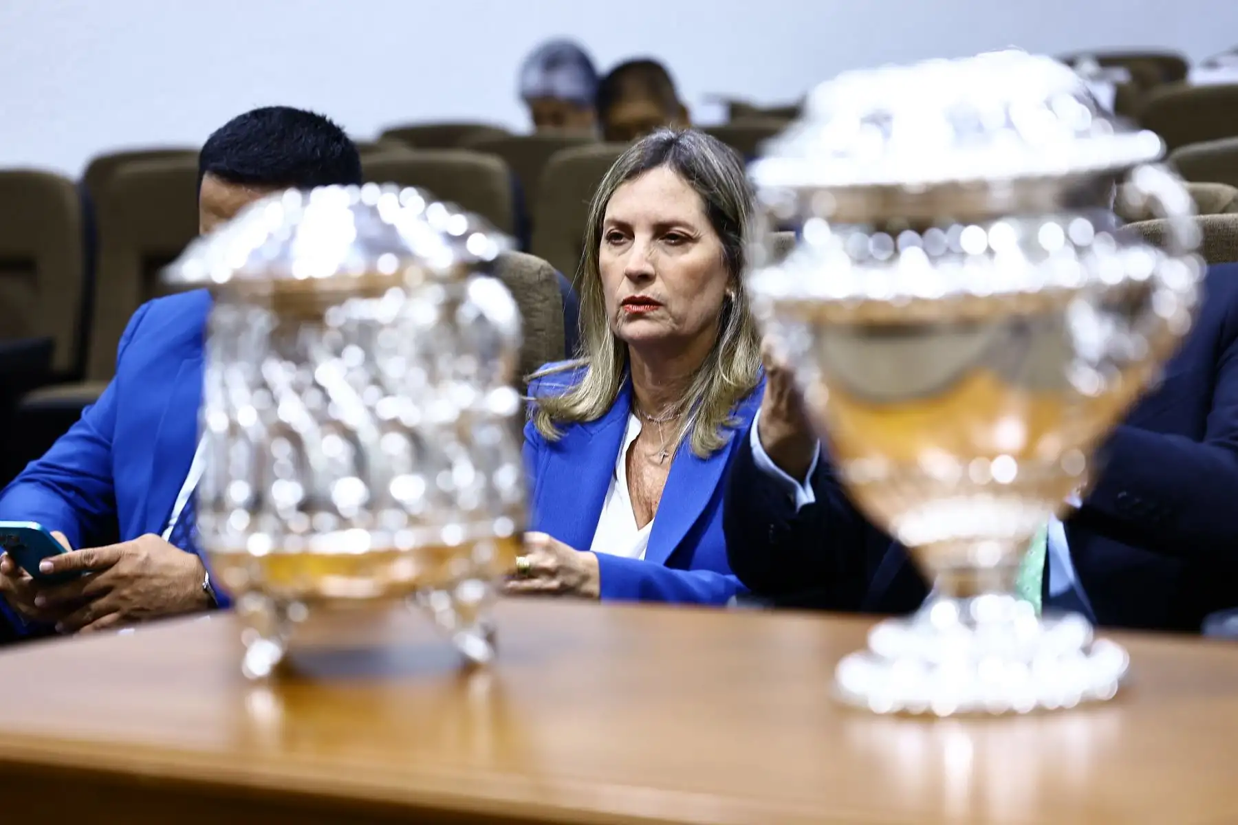 A pocos minutos de la elección del titular del congreso, que será a la vez al nuevo presidente de la república, los congresistas conversan y se preparan para la elección en el auditorio Faustino Sanchez Carrión.  Foto: ANDINA/Difusión