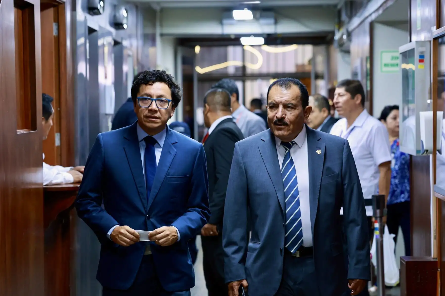 A pocos minutos de la elección del titular del congreso, que será a la vez al nuevo presidente de la república, los congresistas conversan y se preparan para la elección en el auditorio Faustino Sanchez Carrión.  Foto: ANDINA/Difusión