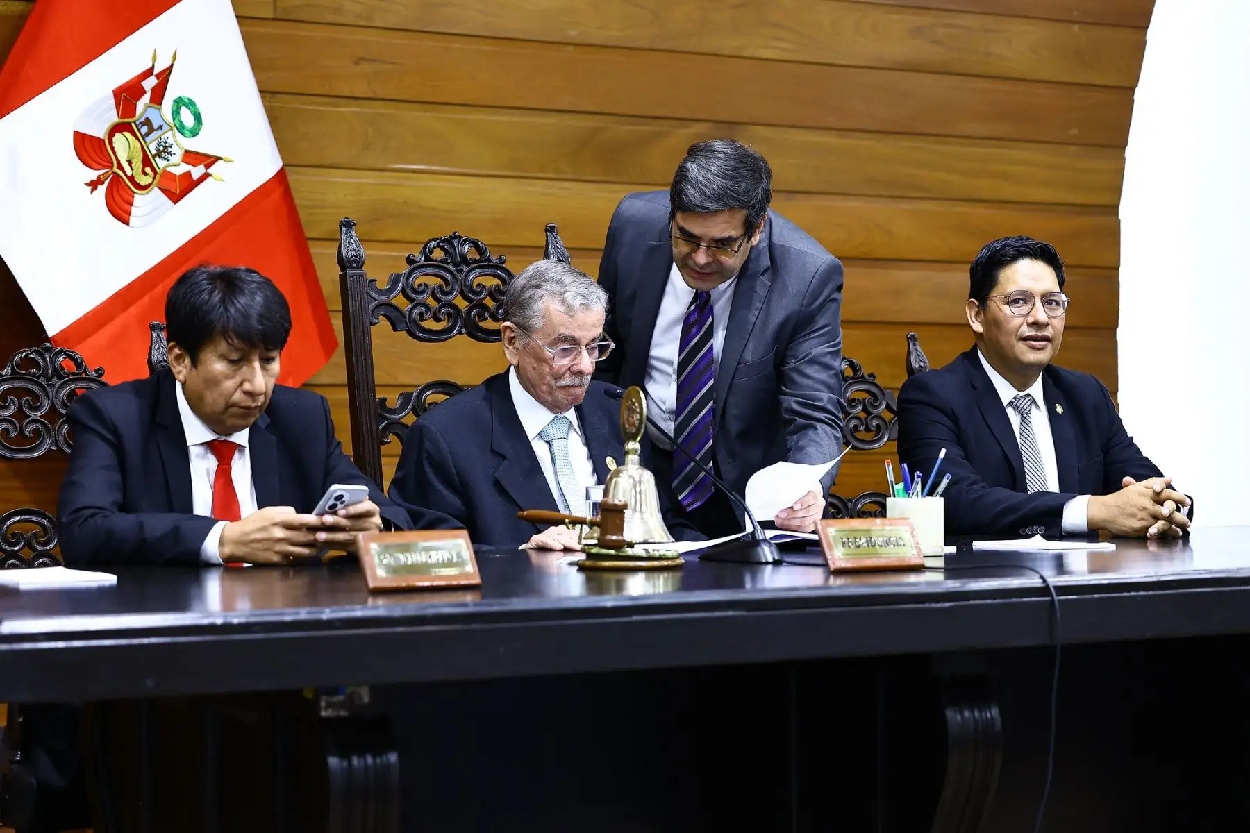 A pocos minutos de la elección del titular del congreso, que será a la vez al nuevo presidente de la república, los congresistas conversan y se preparan para la elección en el auditorio Faustino Sanchez Carrión.  Foto: ANDINA/Difusión