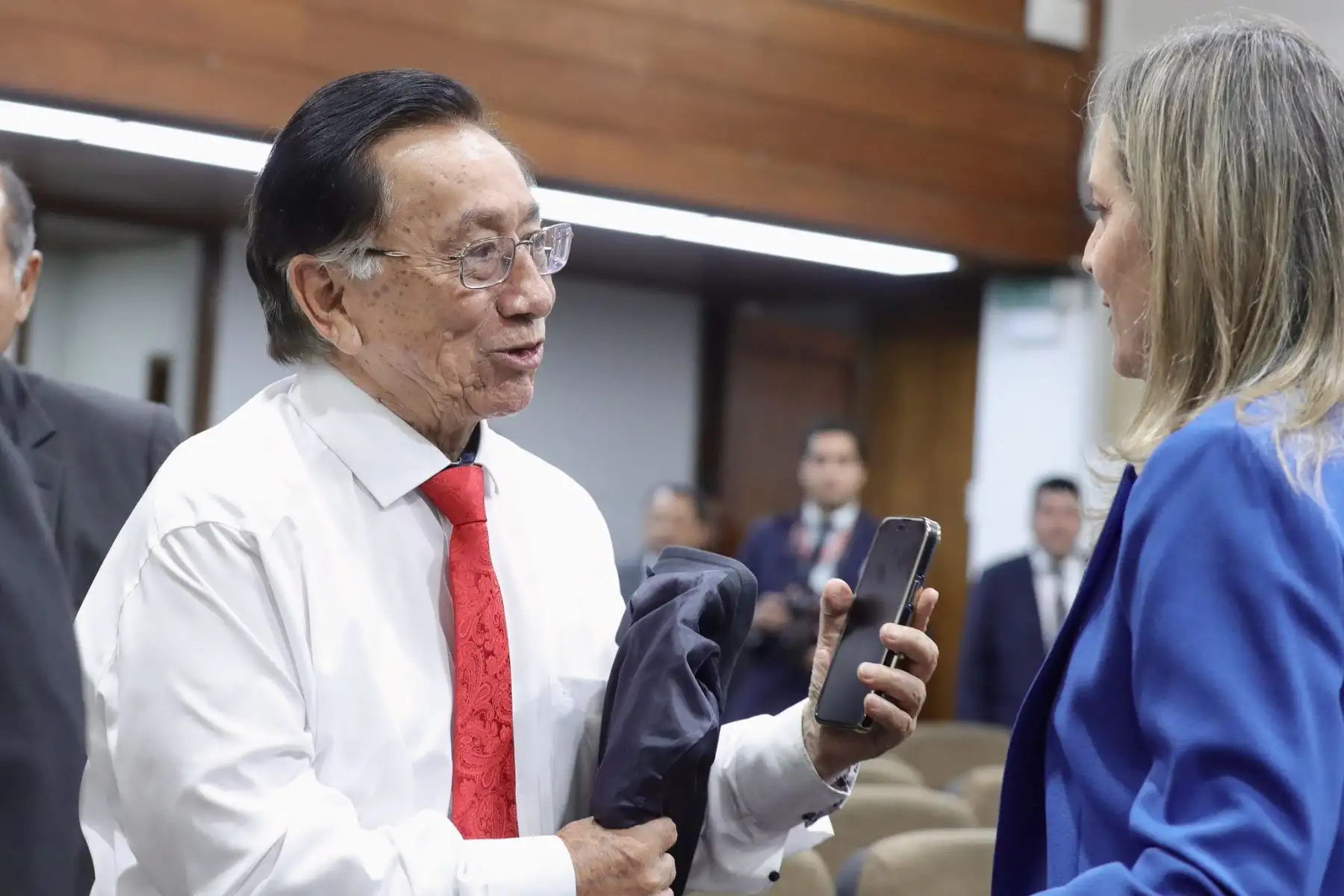 A pocos minutos de la elección del titular del congreso, que será a la vez al nuevo presidente de la república, los congresistas conversan y se preparan para la elección en el auditorio Faustino Sanchez Carrión.  Foto: ANDINA/Difusión