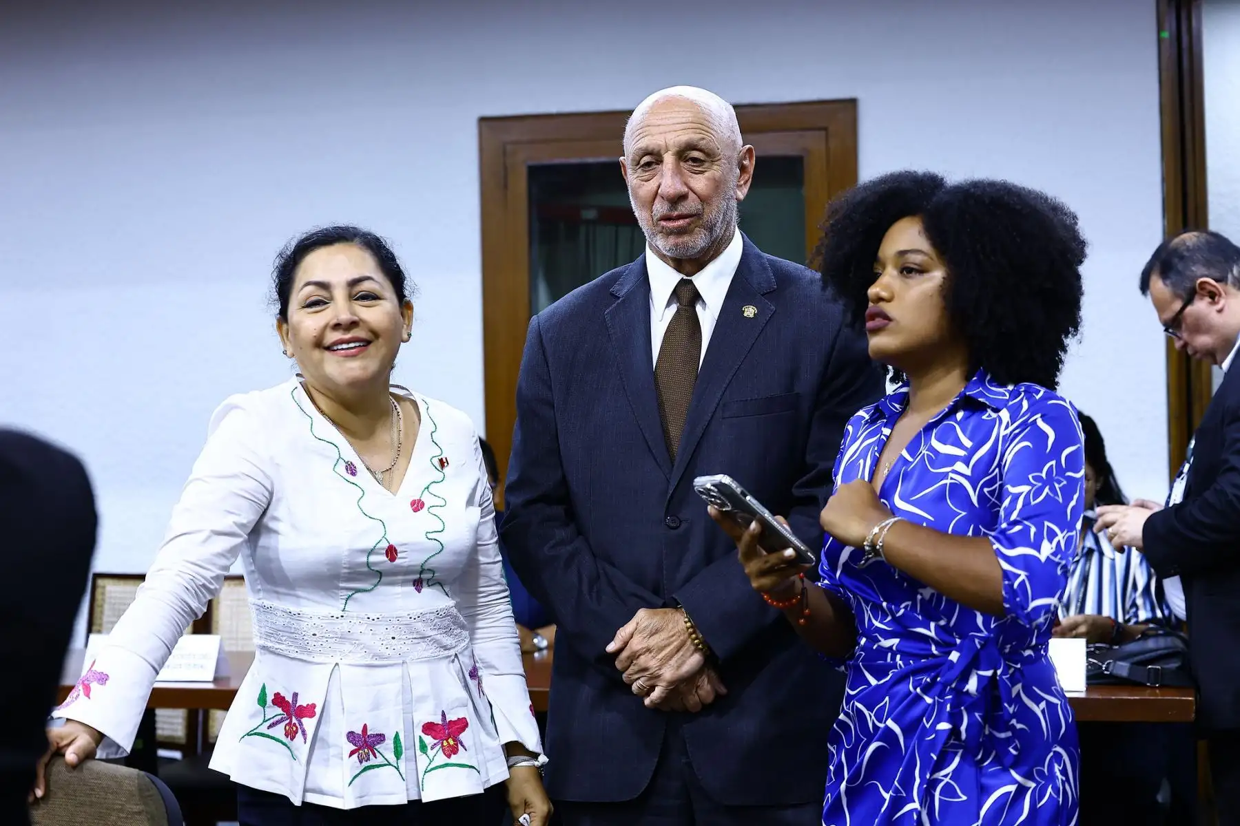 A pocos minutos de la elección del titular del congreso, que será a la vez al nuevo presidente de la república, los congresistas conversan y se preparan para la elección en el auditorio Faustino Sanchez Carrión.  Foto: ANDINA/Difusión
