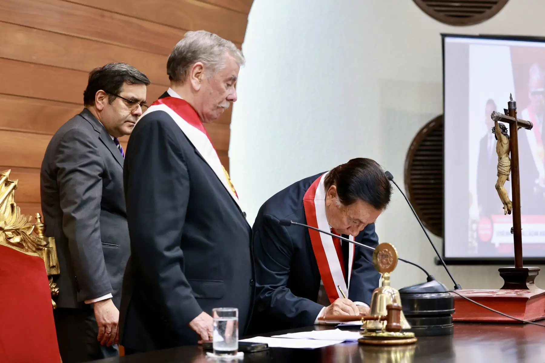 Congresista José María Balcázar juramenta como presidente de la República (Fotos: Congreso de la República.