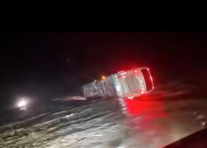 Un bus interprovincial de la empresa Oltursa sufrió un vuelco y fue arrastrado por un huaico que se precipitó sobre la Panamericana Sur, a la altura de la provincia de Palpa, región Ica.