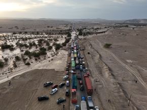 Impresionante vista de la Panamericana Sur en Ica. Cientos de vehículos se encuentran varados a la altura del km 337 en Ocucaje. La vía se encuentra bloqueada debido a la caída de un huaico que arrastró un camión a su paso. Foto: Genry Bautista