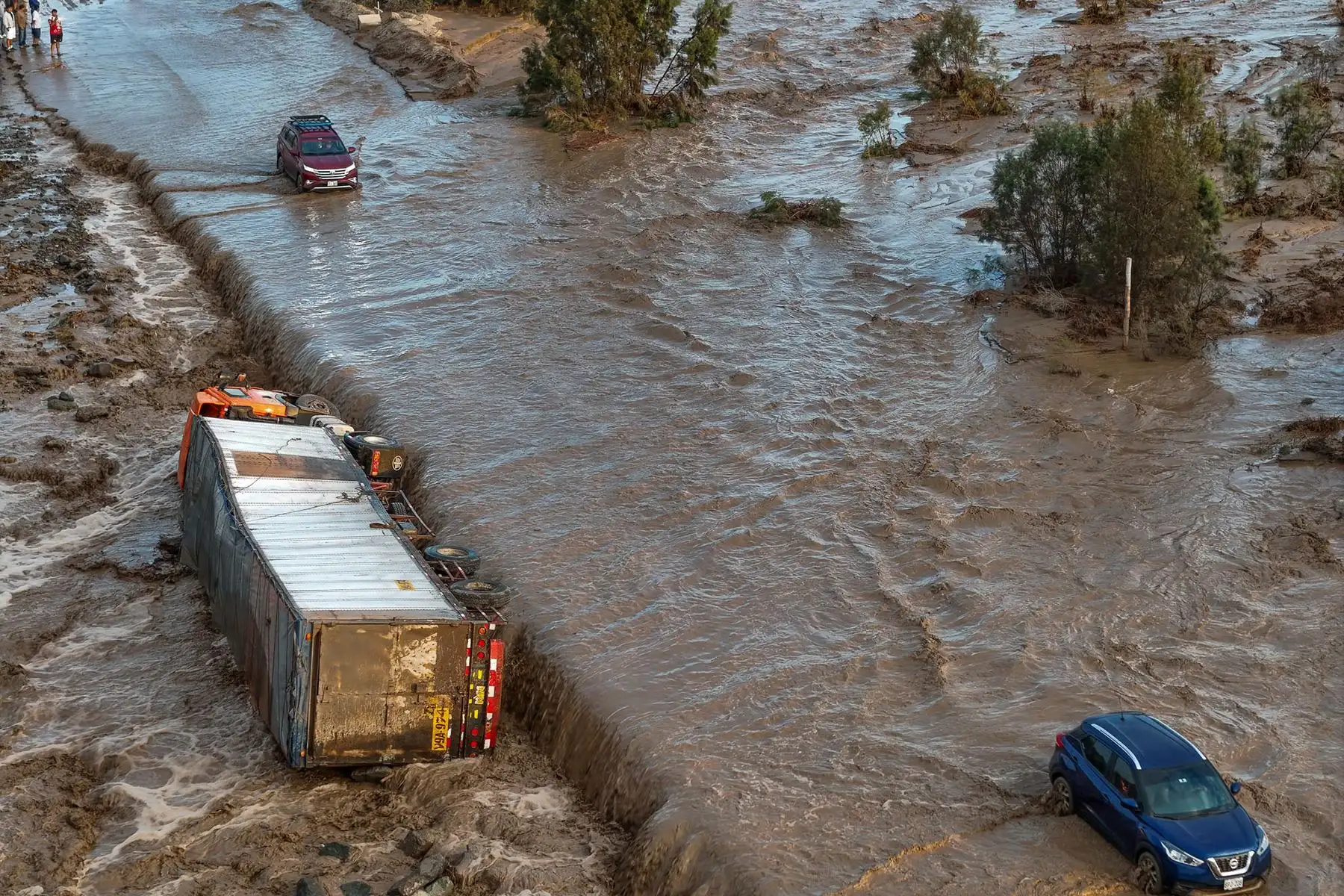 Panamericana Sur bloqueada en el km 337, en Ocucaje (Ica), tras la caída de un huaico que arrastró un camión. Cientos de vehículos permanecen varados en ambos sentidos de la vía. Foto: Genry Bautista