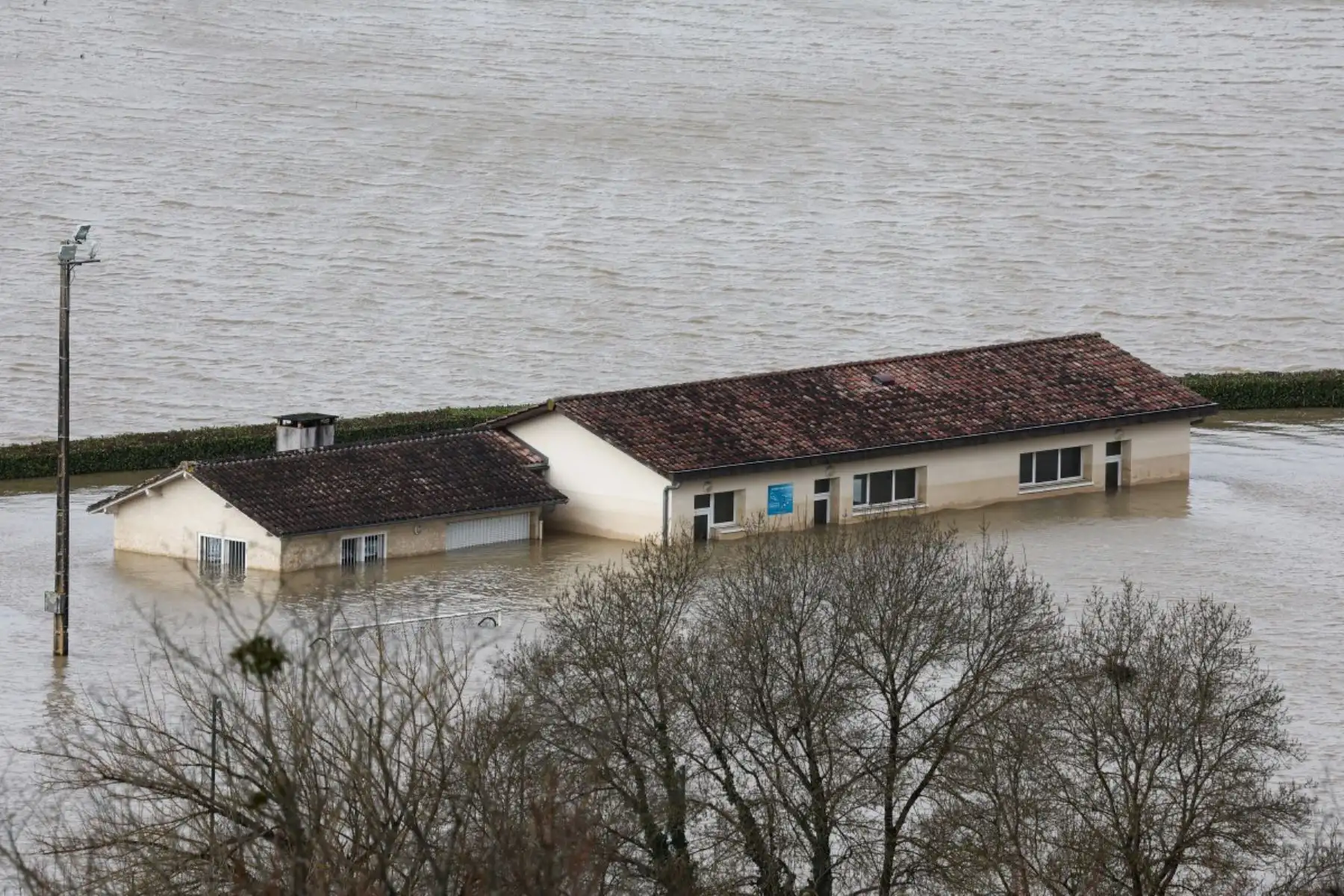 El Garona, que ya ha inundado varias ciudades y pueblos del suroeste, y el Dordoña se desbordaron la mañana del 19 de febrero de 2026 en Burdeos y Libourne, sin causar daños importantes hasta el momento, a raíz de una nueva tormenta acompañada de altos coeficientes de marea. AFP