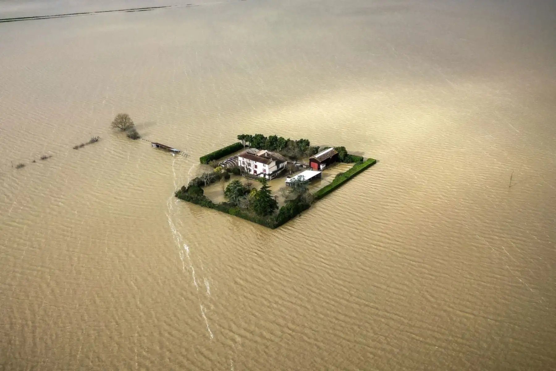 Esta vista aérea muestra una casa aislada rodeada por las aguas de la inundación del río Garona en el pueblo de Couthures-sur-Garonne, en el suroeste de Francia. AFP