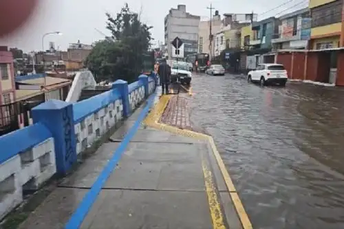 La torrentera de la avenida Los Incas se desbordó a la altura de la universidad Continental, donde dos autos quedaron varados por la gran cantidad de lodo y piedras.